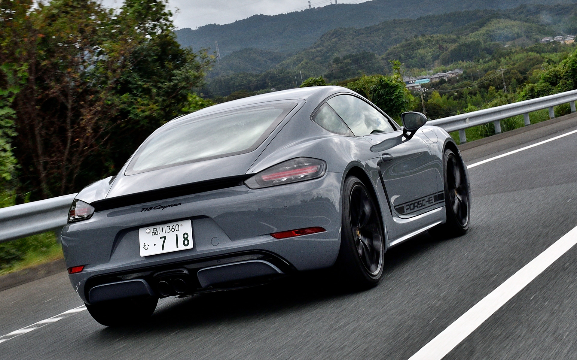 アークティックグレーのボディカラーにブラックのコントラストパッケージを装着する「718ケイマンスタイルエディション」（952万円）。ボディサイズは4379×1801×1295mm（全長×全幅×全高）