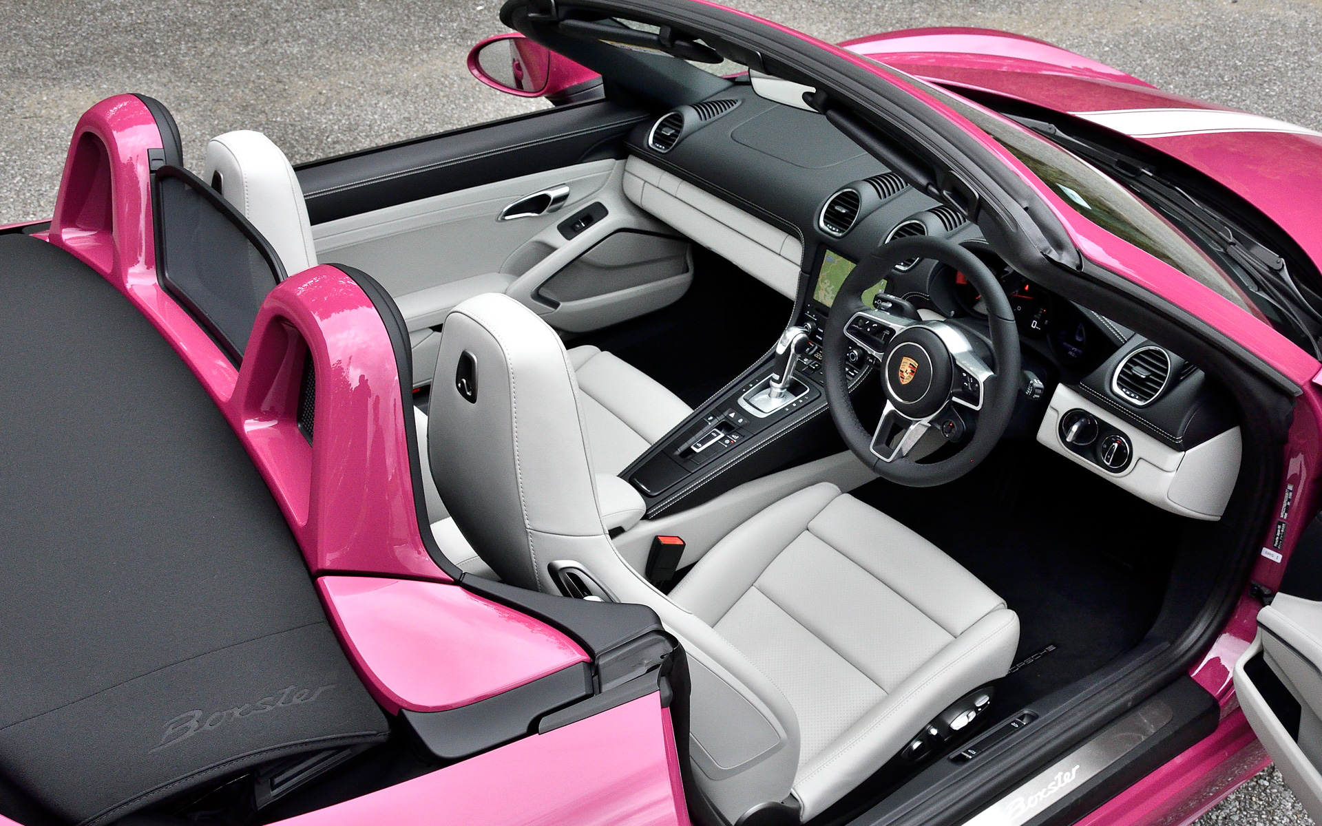 スタイルエディションのインテリアではヒーター付きスムースレザーマルチファンクションステアリングホイール、シートヒーター、2ゾーンオートクライメートコントロール、フロアマット（クレヨンのコントラストステッチ付）、ブラックのレザートリム（クレヨンのコントラストステッチング付）、パワーステアリングプラスが標準装備される