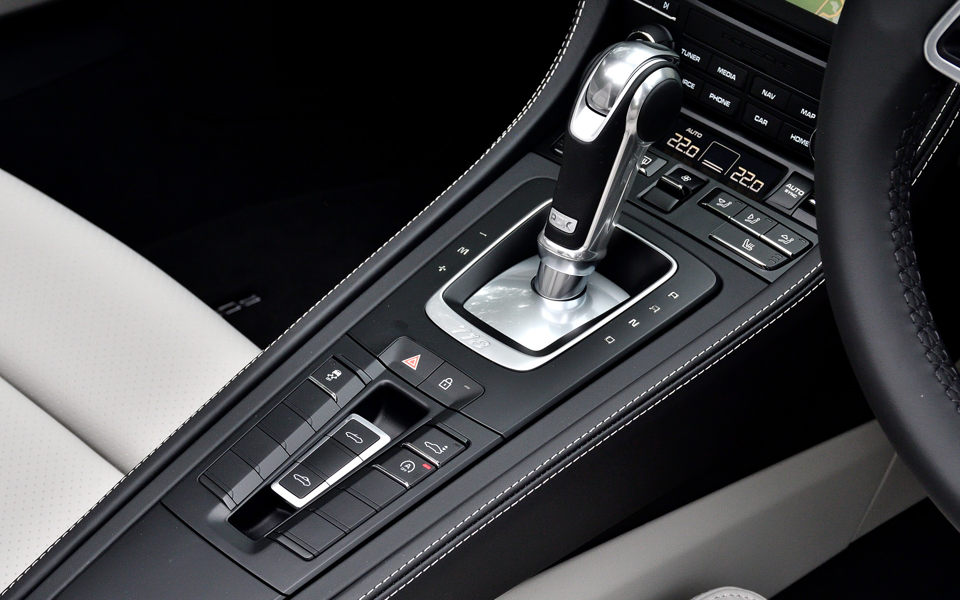 スタイルエディションのインテリアではヒーター付きスムースレザーマルチファンクションステアリングホイール、シートヒーター、2ゾーンオートクライメートコントロール、フロアマット（クレヨンのコントラストステッチ付）、ブラックのレザートリム（クレヨンのコントラストステッチング付）、パワーステアリングプラスが標準装備される