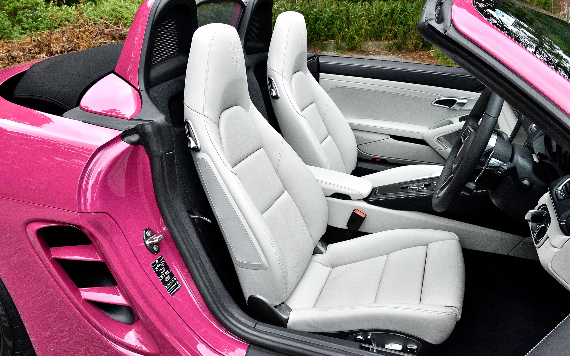 スタイルエディションのインテリアではヒーター付きスムースレザーマルチファンクションステアリングホイール、シートヒーター、2ゾーンオートクライメートコントロール、フロアマット（クレヨンのコントラストステッチ付）、ブラックのレザートリム（クレヨンのコントラストステッチング付）、パワーステアリングプラスが標準装備される