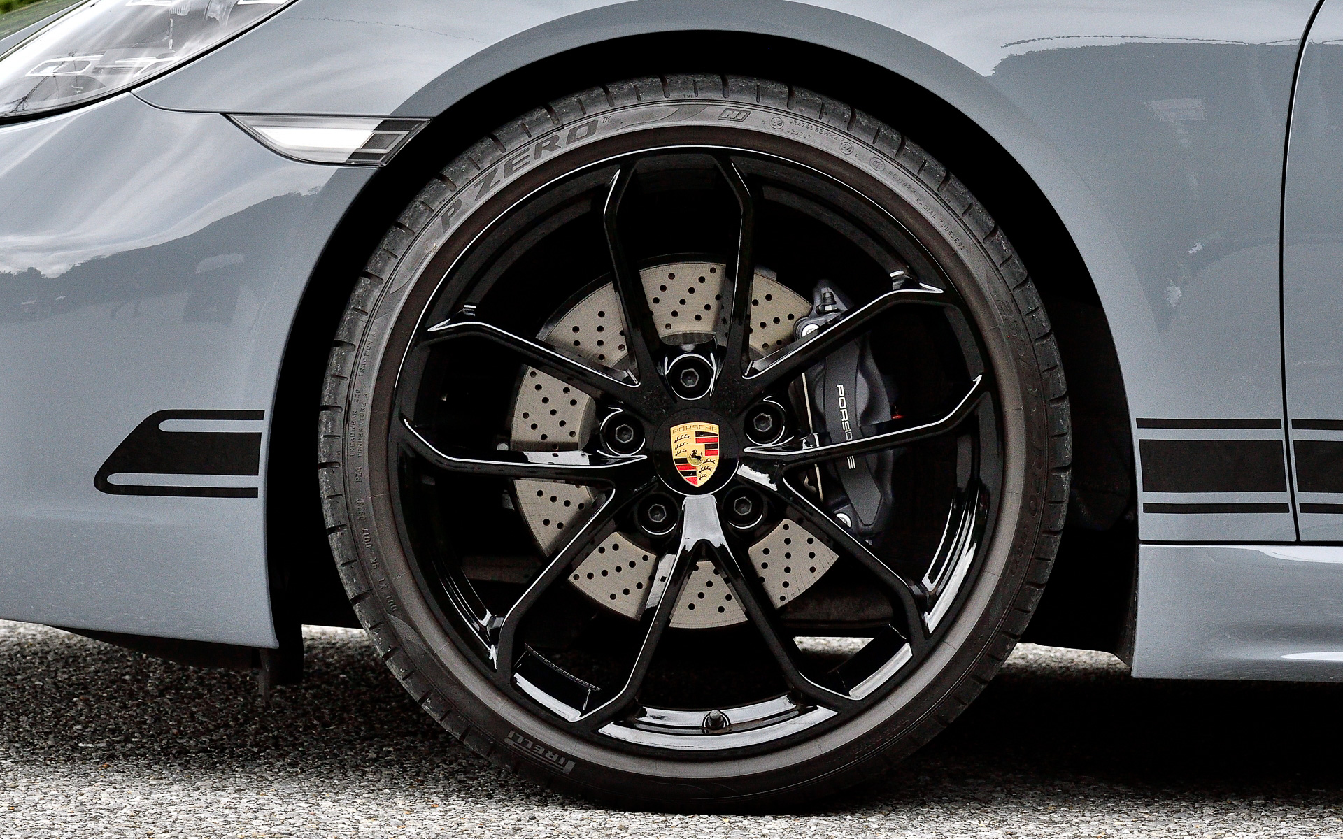 ハイグロスブラックの20インチ 718 スパイダー ホイールをセット