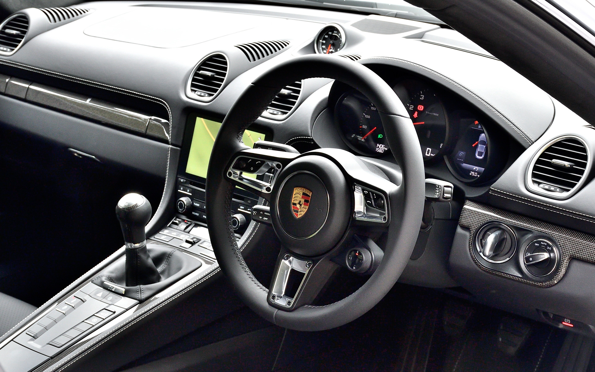 718ケイマンスタイルエディションのインテリアはブラックのレザーパッケージ（チョークのコントラストステッチ付）をセット