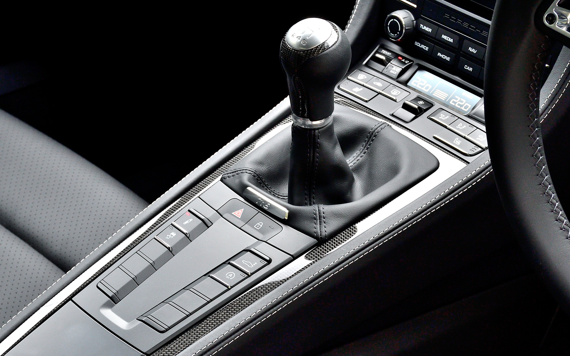 718ケイマンスタイルエディションのインテリアはブラックのレザーパッケージ（チョークのコントラストステッチ付）をセット