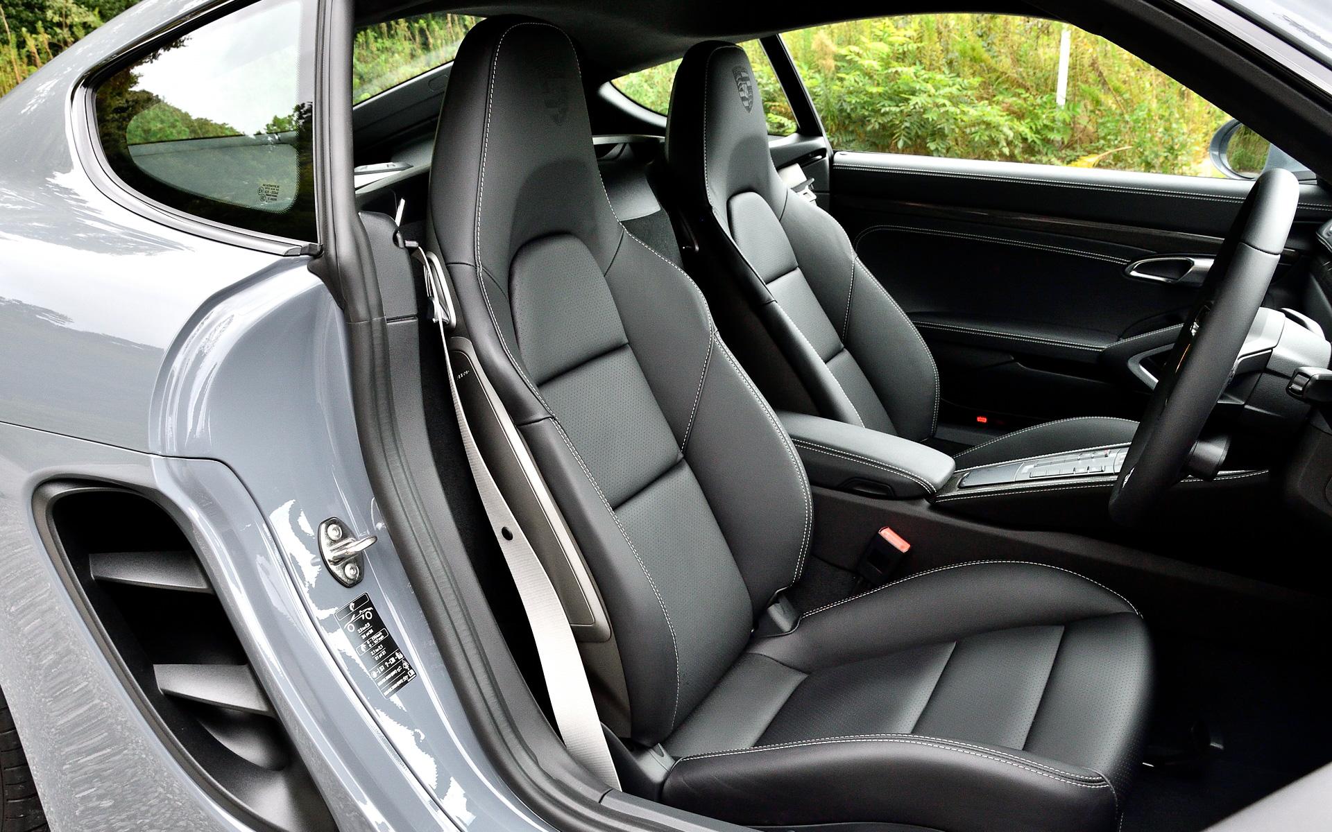 718ケイマンスタイルエディションのインテリアはブラックのレザーパッケージ（チョークのコントラストステッチ付）をセット