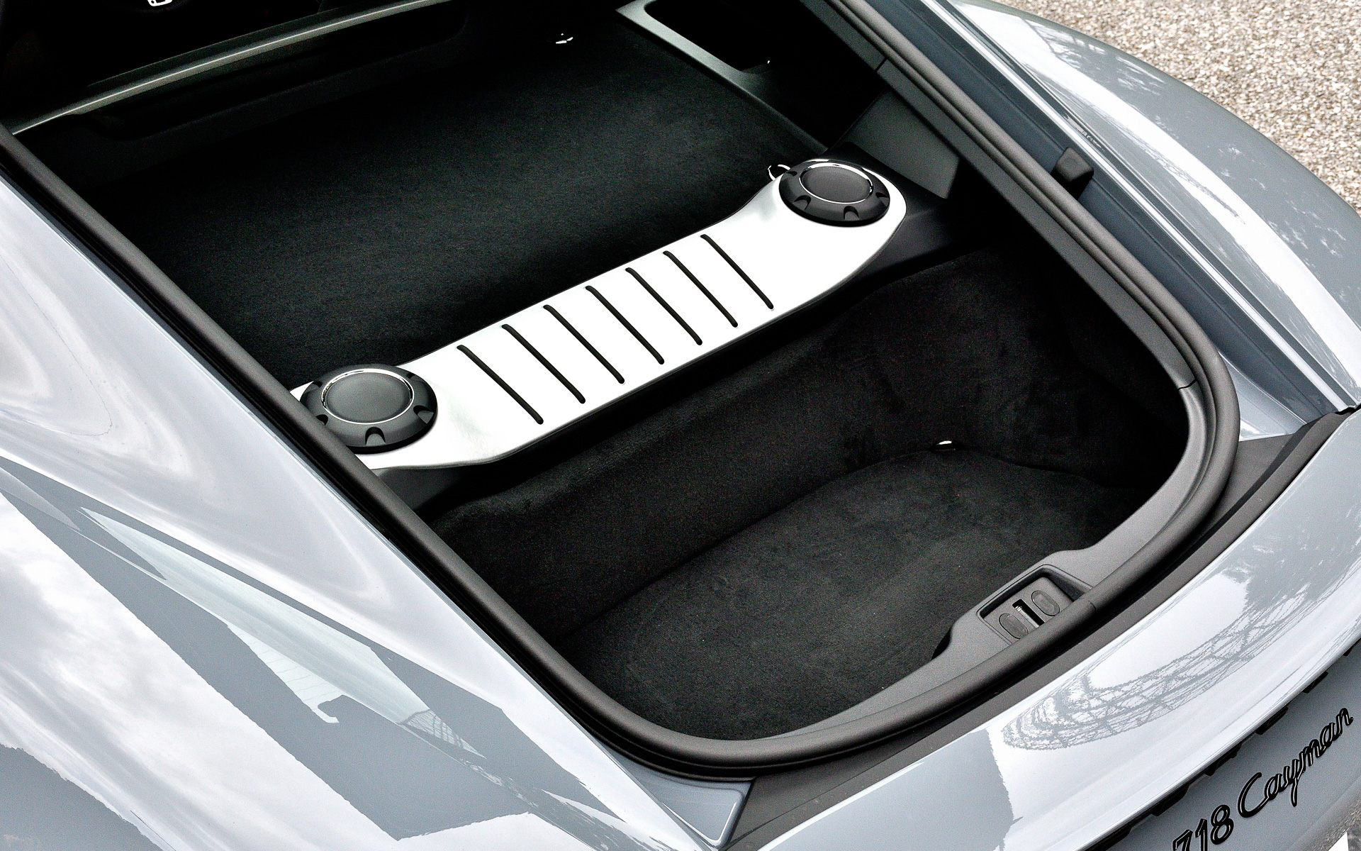 718ケイマンスタイルエディションのインテリアはブラックのレザーパッケージ（チョークのコントラストステッチ付）をセット