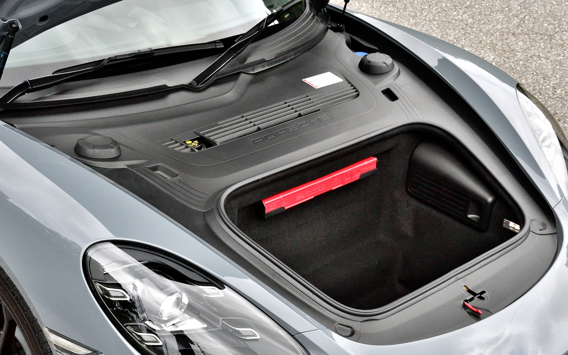 718ケイマンスタイルエディションのインテリアはブラックのレザーパッケージ（チョークのコントラストステッチ付）をセット