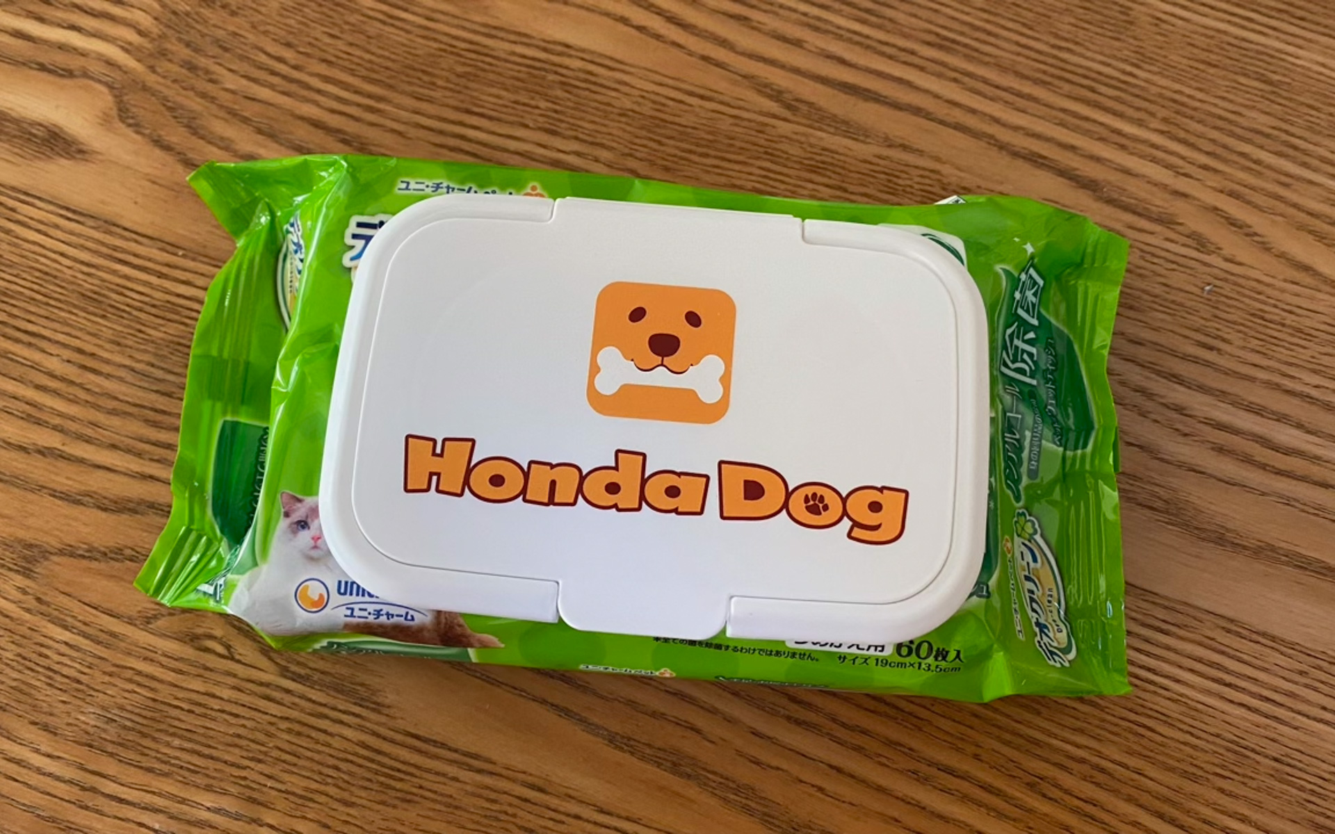 こちらは、見た瞬間に思わず「懐かしい！」と手に取ってしまった、ウェットティッシュに取り付けるリッドのアイテム。これ、娘がまだオムツだった頃は、お尻ふきが取り出しやすく、中身が乾燥しないようにずっと愛用していたモノだったんです。ワンちゃんとのお出かけにもウェットティッシュが必須なので、これもすごく便利です