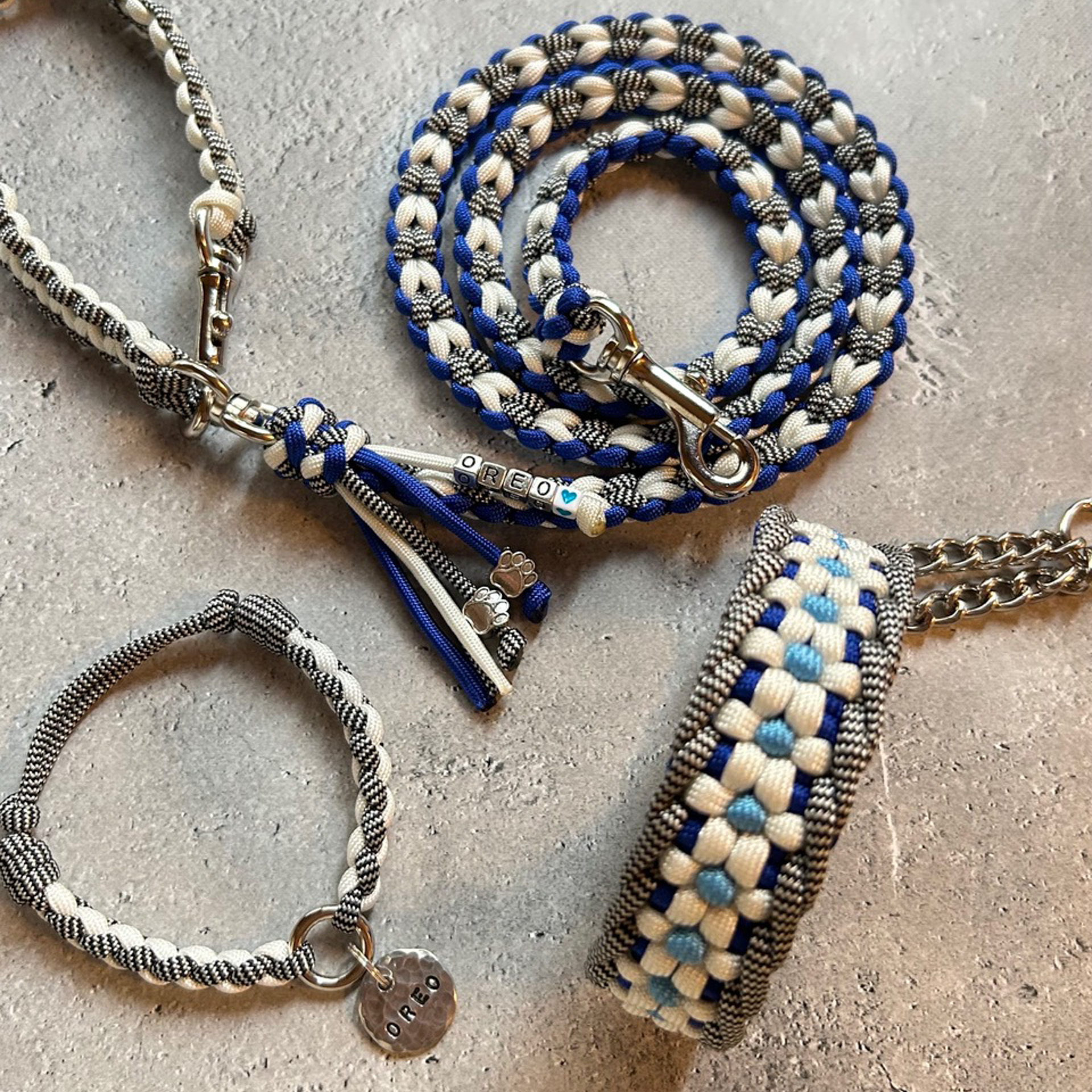 オレオのために私の妹が作ってくれた3点セットはとってもオシャレでお気に入り。表にOREO、裏に私の電話番号が刻まれたチャームがかわいい「迷子札チョーカー」（左）と、軽くて使いやすい「ハート編みカフェリード」（上）、「お花のハーフチョーク」（右）です。「R's smile_knot」のインスタを見ていたら、いろんな人たちのワンちゃんへの愛が感じられて、ほっこりしちゃいました