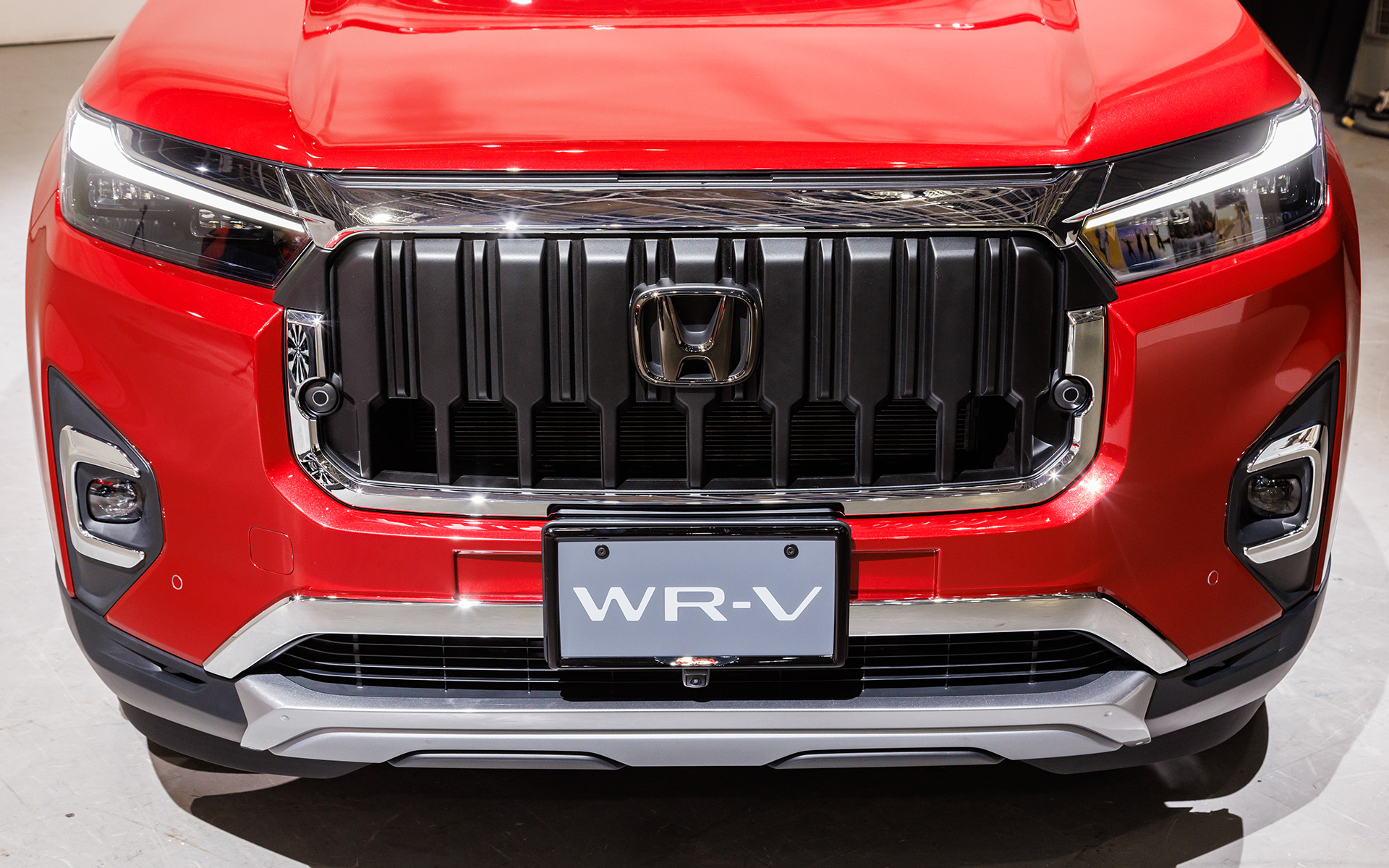 力強い縦方向のラインを持つフロントグリル