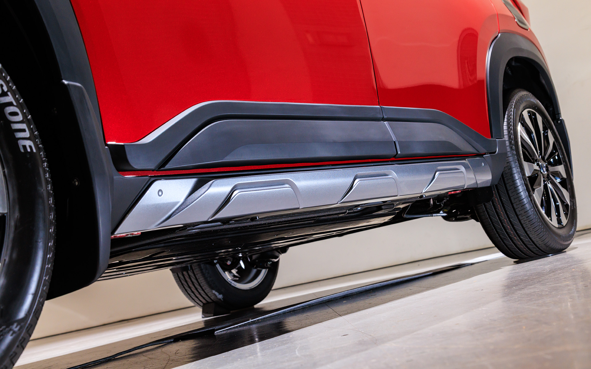 力強さとタフさをイメージさせるサイドロアーガーニッシュ