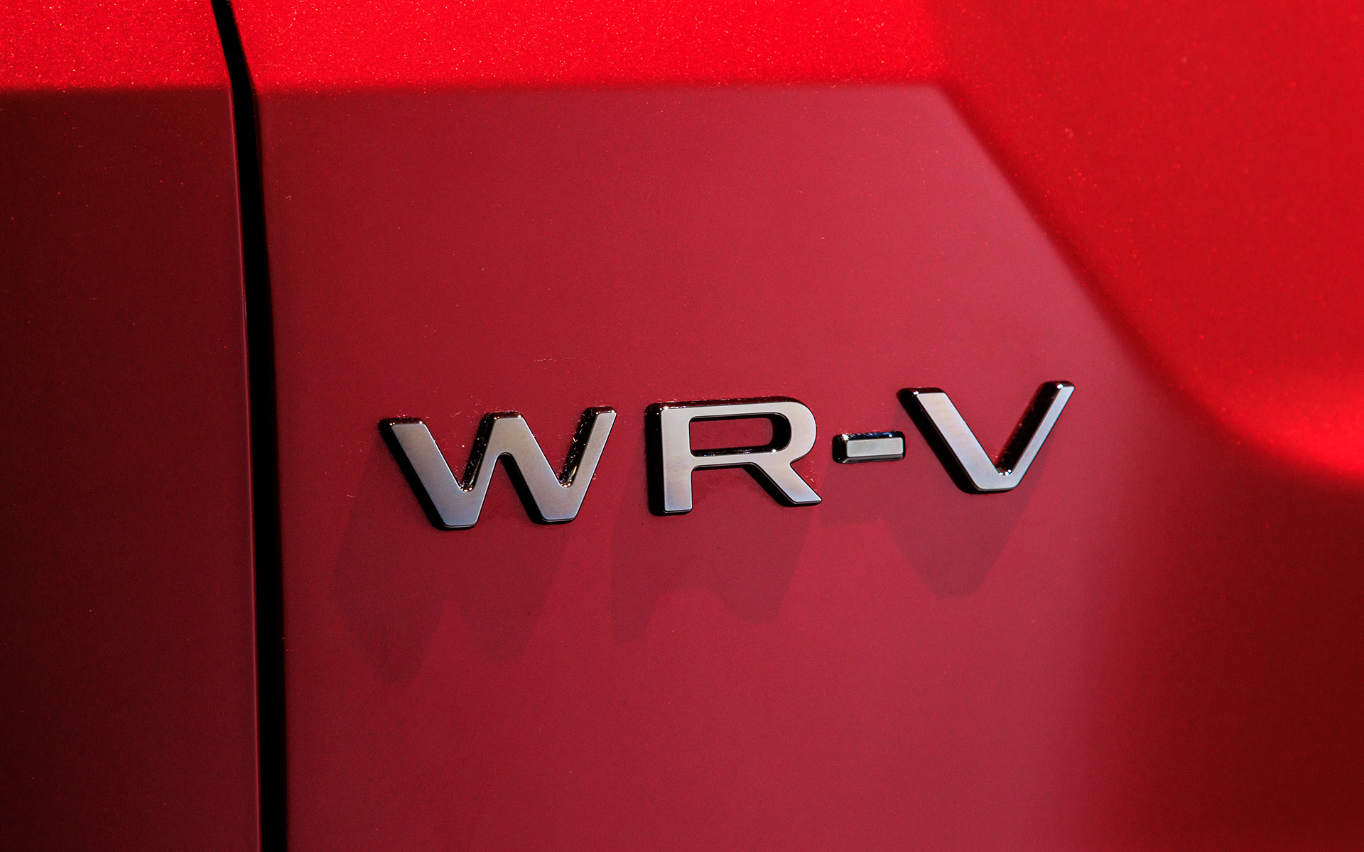 ブラックエンブレム。フロントのHマークも含まれる