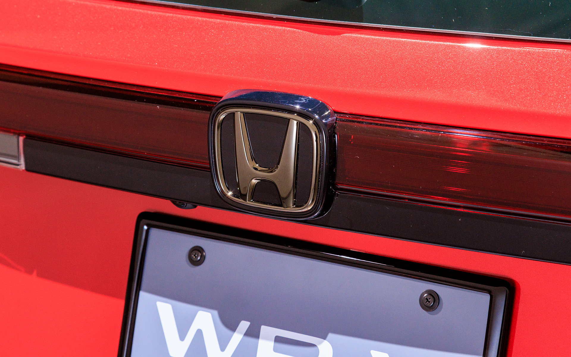 ブラックエンブレム。フロントのHマークも含まれる