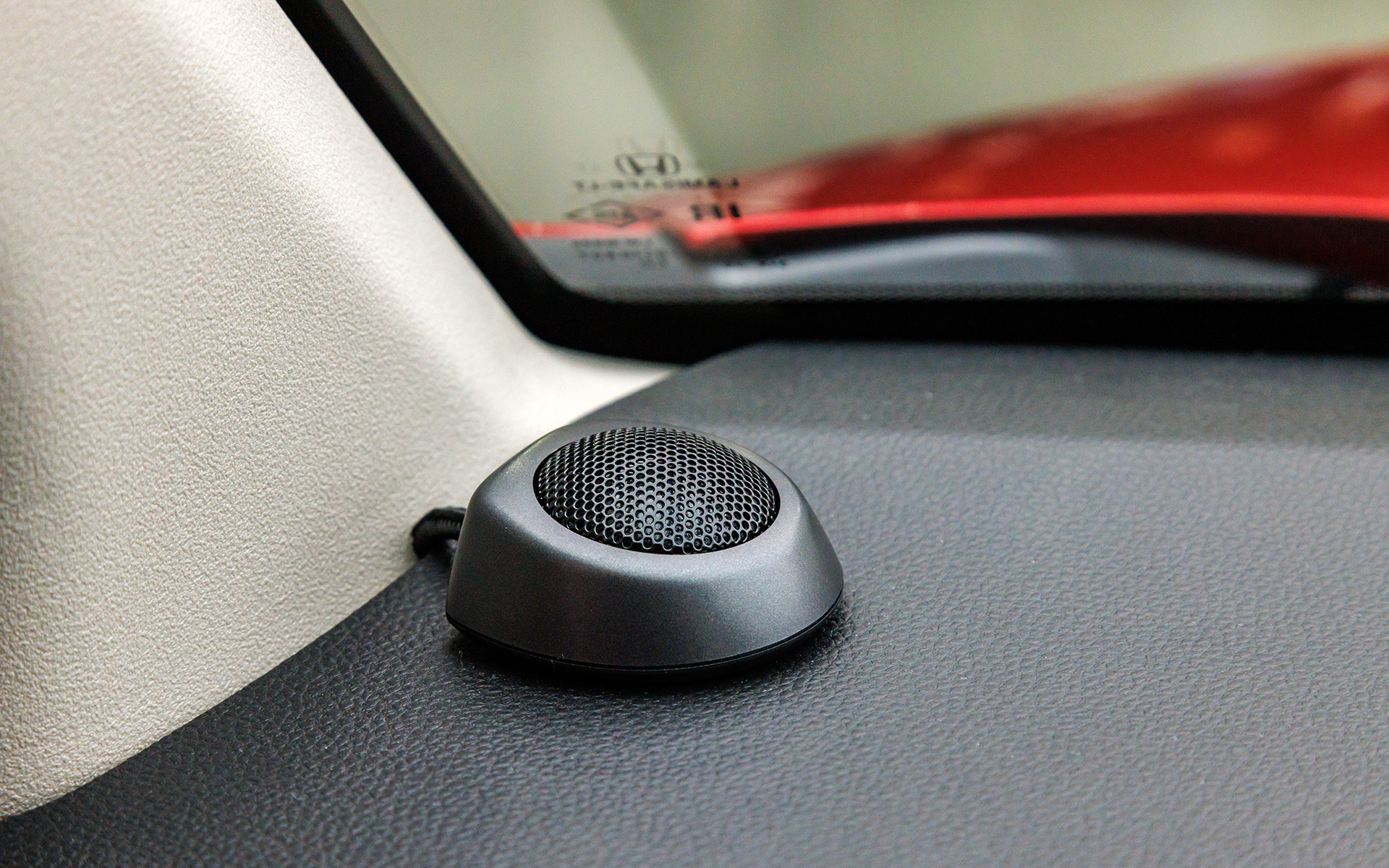 ハイグレードスピーカーはドアスピーカーに加えツィーターもセットになる