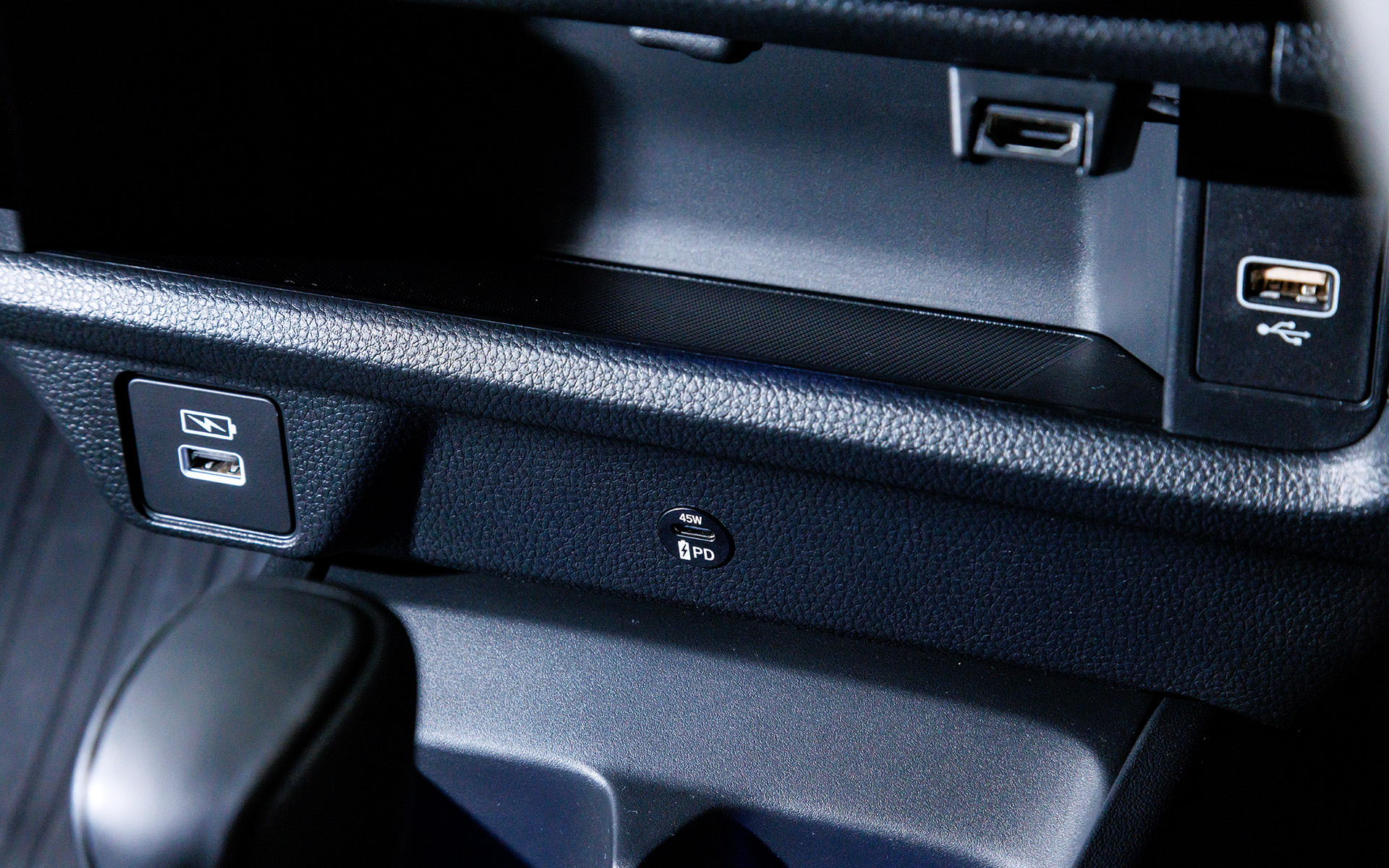 USB PCチャージャーは45W PD対応のタイプC端子が付く。車内でパソコンを使いたい人にはうれしい