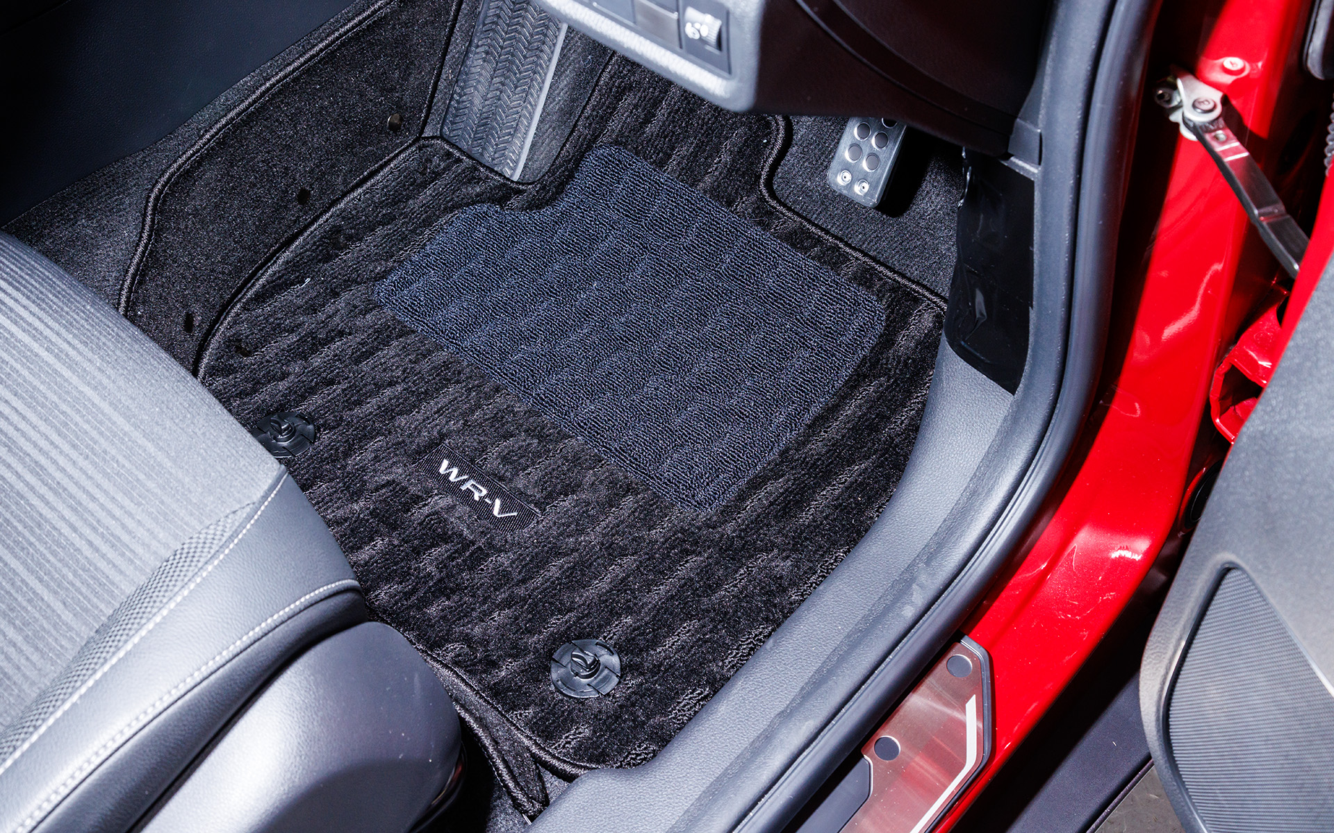 フロアカーペットマット。下側にある固定用アタッチメントを利用してオールシーズンマットを装着する