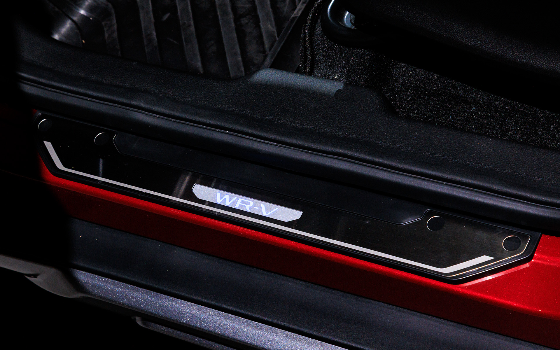WR-VのロゴがLEDで光るサイドステップガーニッシュ