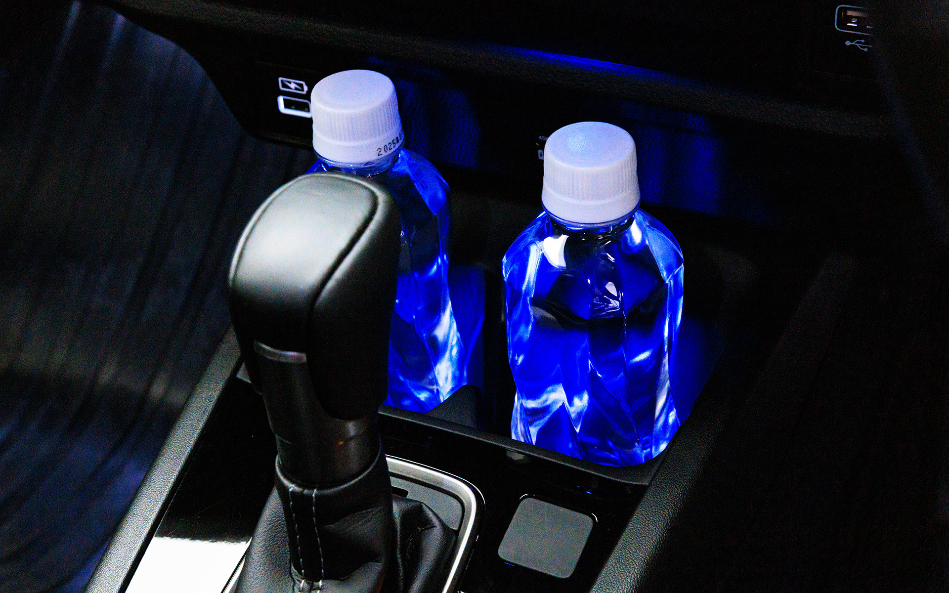 ドリンクホルダーイルミネーション。ブルーとホワイトが用意されている