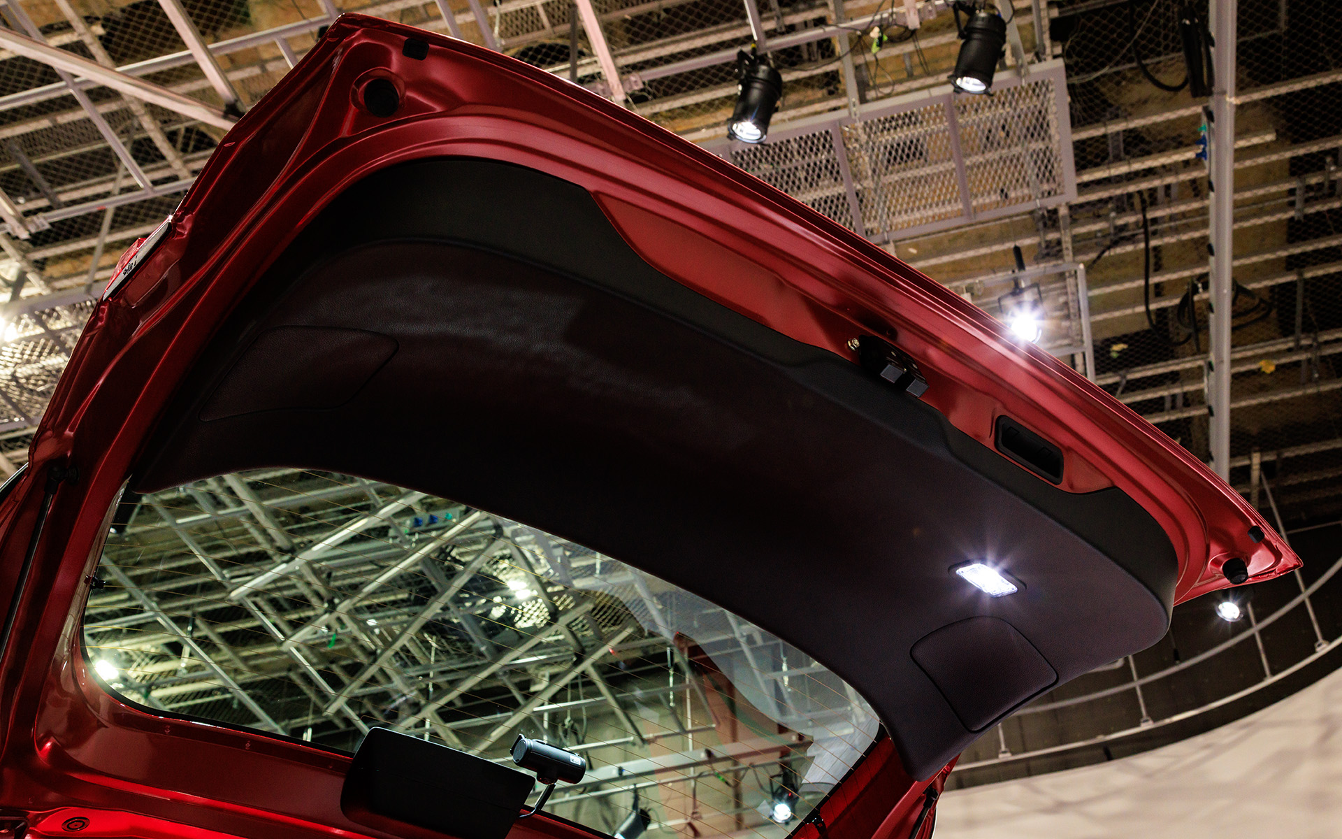 夜間に荷物の積み降ろしをする時に便利なおもてなしフォグライトシステム