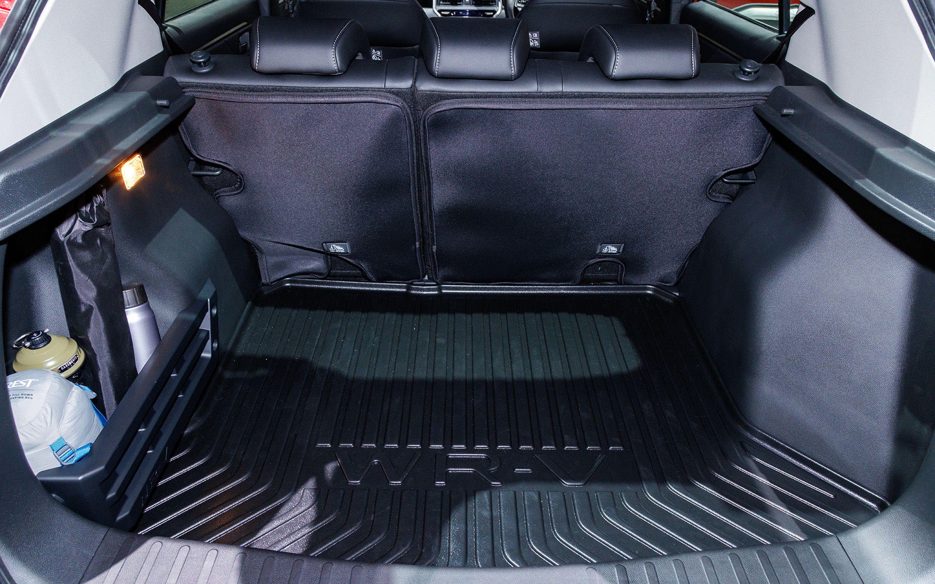 後席のシートバックに装着するシートバックソフトトレーとフロアをカバーするラゲッジトレー