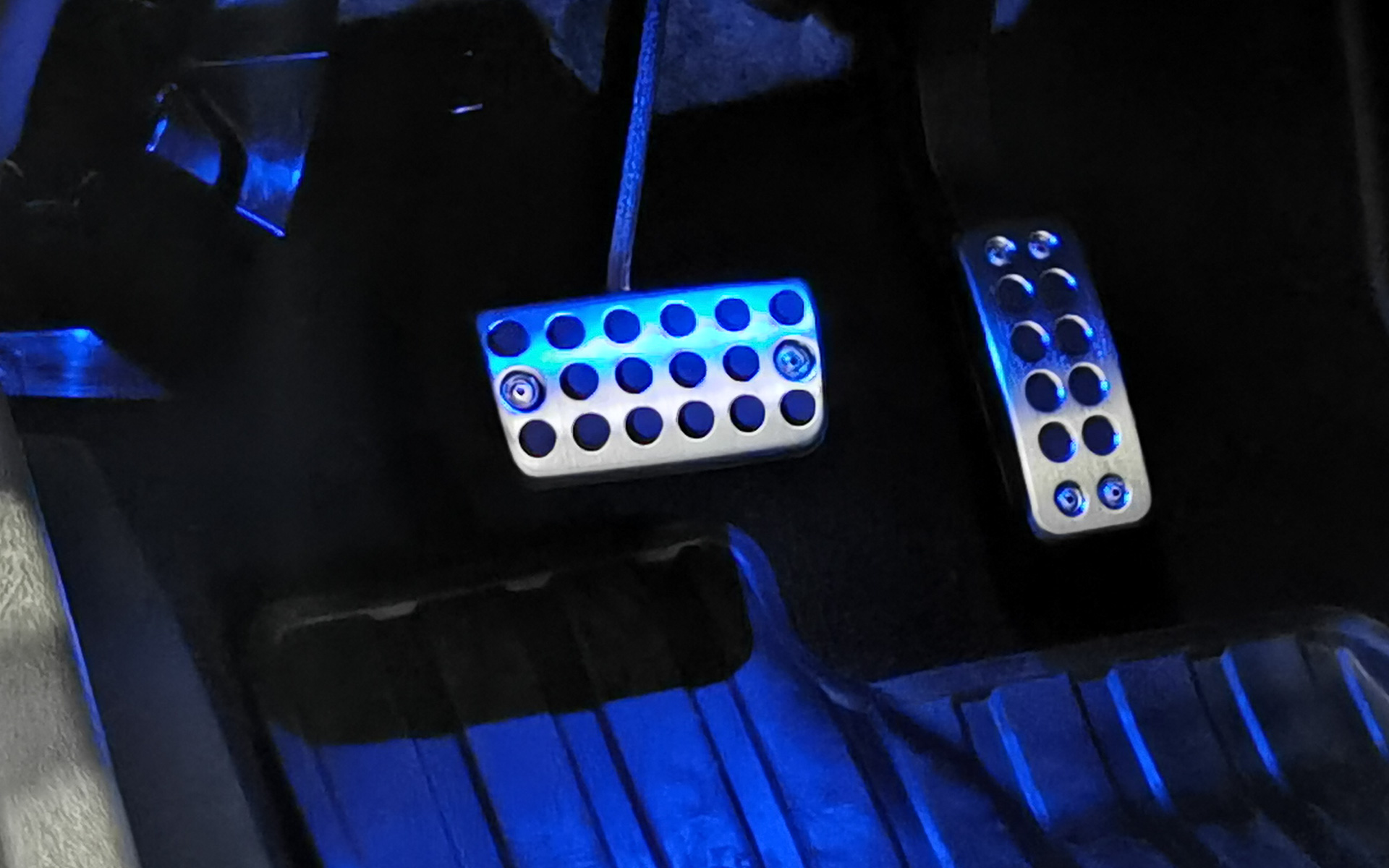 フットライト。こちらもブルーとホワイトを設定。さらにドアノブ部分の照明も設定している