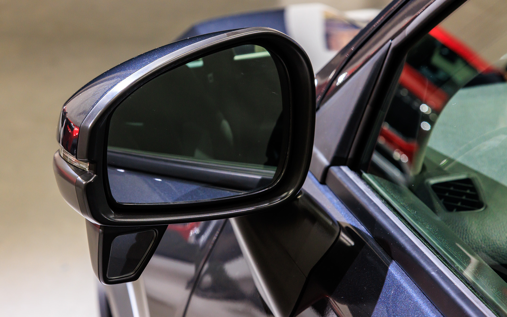 助手席側のサイドミラーには下部確認用のサブミラーが付く