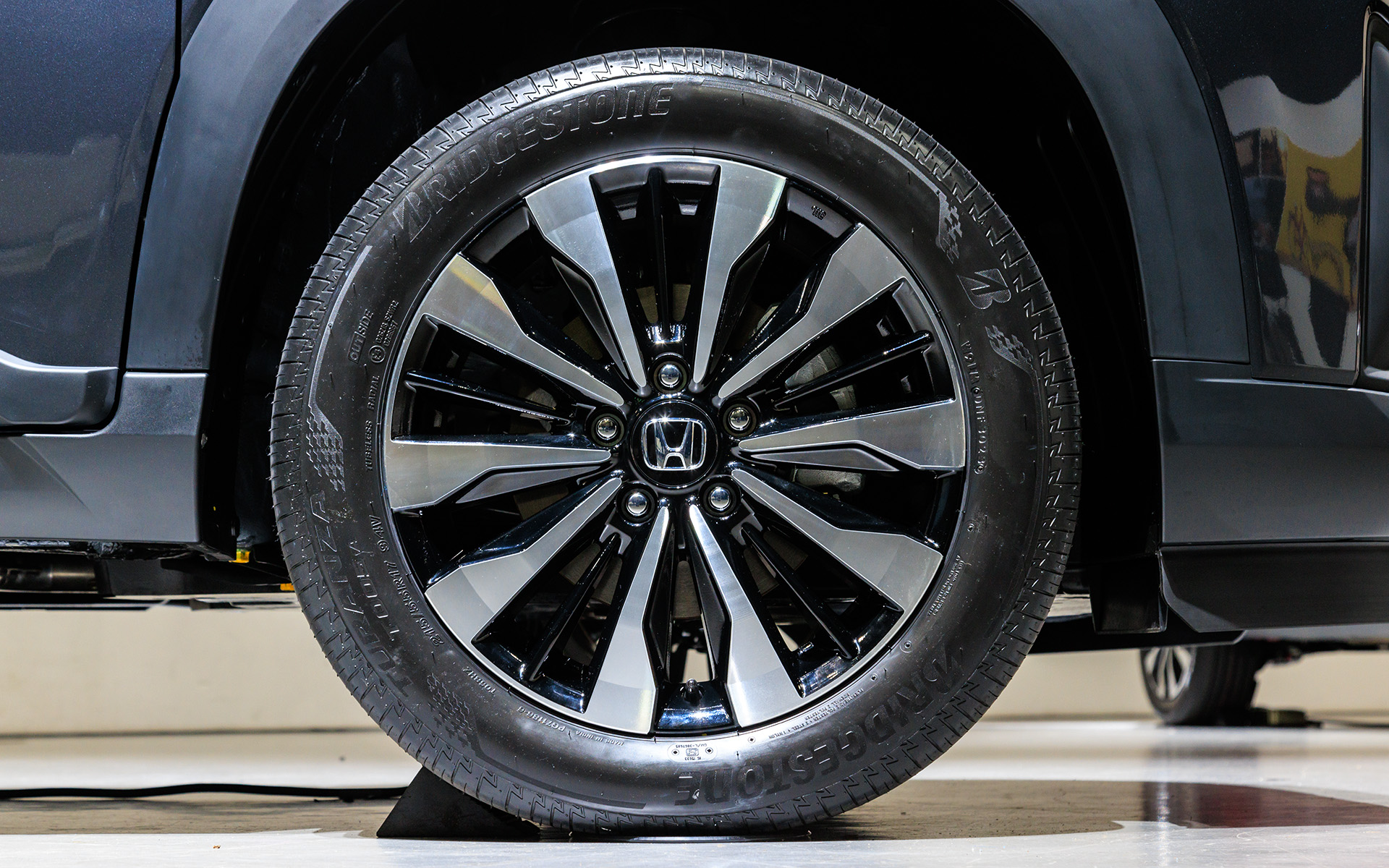 Z系グレードには17インチアルミホイールが標準。タイヤはブリヂストン「トランザ T005A」の215/55R17を履く。Xグレードはフルホイールキャップで16インチタイヤとなる