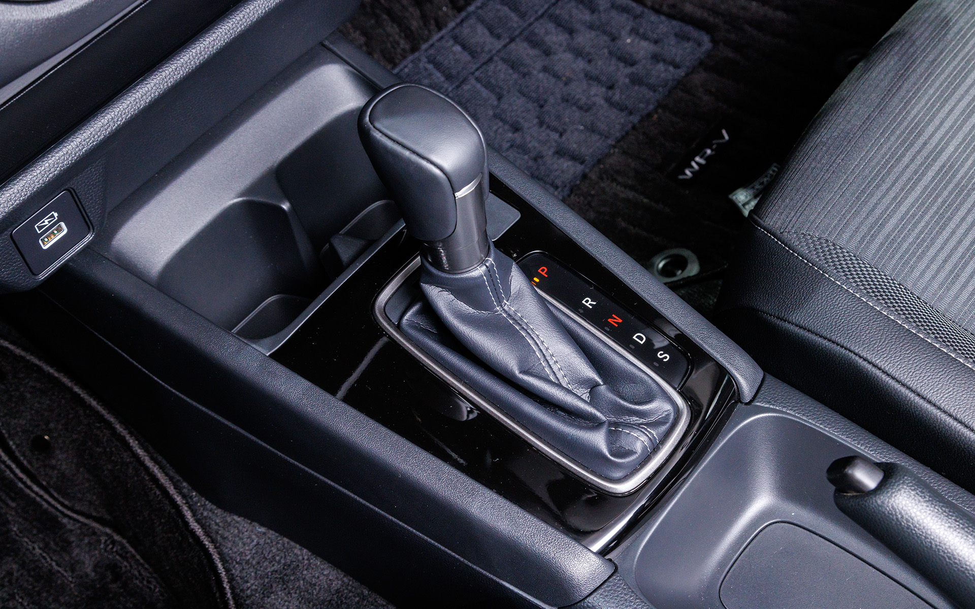 Z系グレードはセレクトレバーも本革巻タイプ