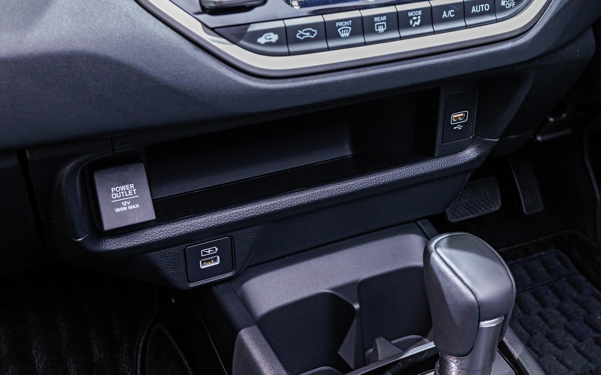 DC12VソケットとUSB端子を用意