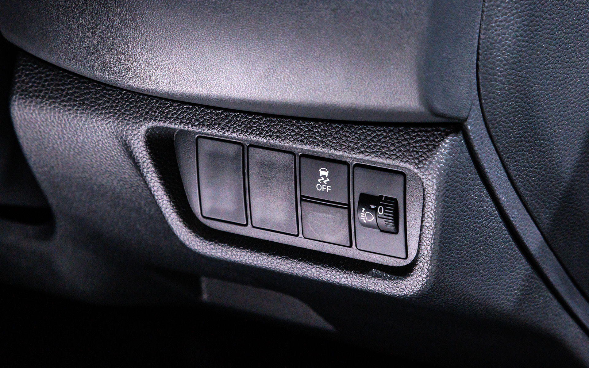 ステアリングコラム右側のスイッチパネル。ヘッドライトレベライザーは手動式