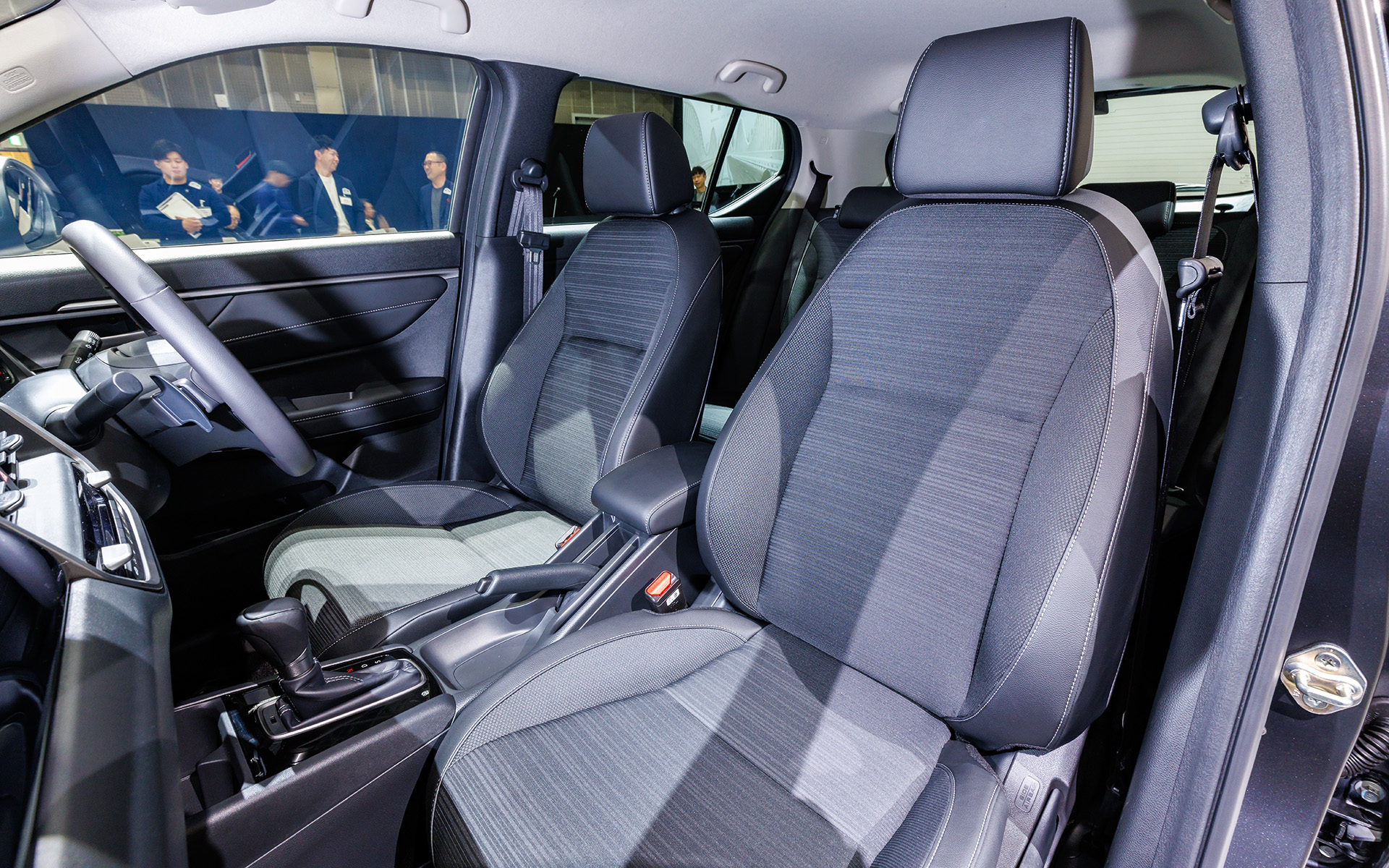 Z系グレードのシートはプライムスムースとファブリックのコンビネーション表皮を採用。Xグレードはファブリックになる