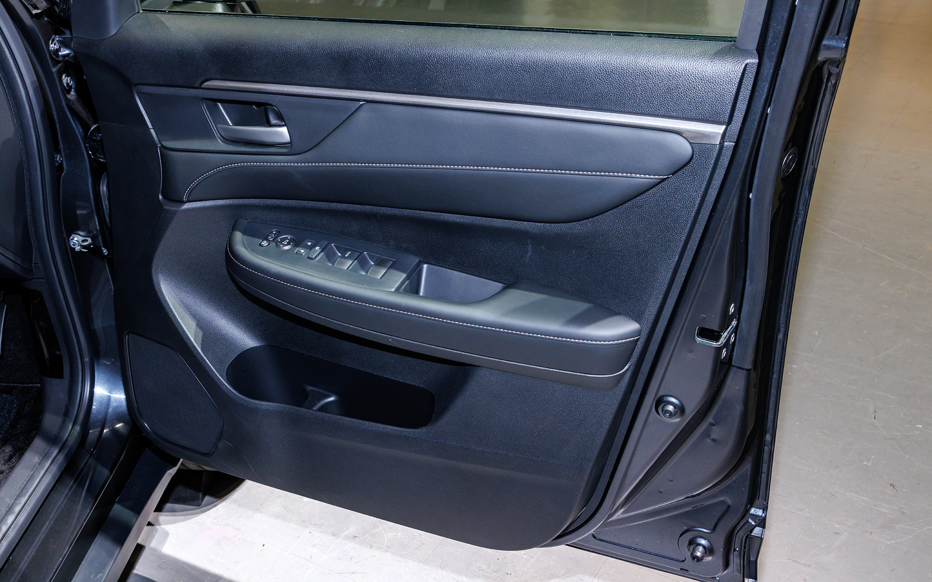 Z系グレードはドアライニングにもプライムスムースを採用。下部のポケットには1Lのペットボトルを収納可