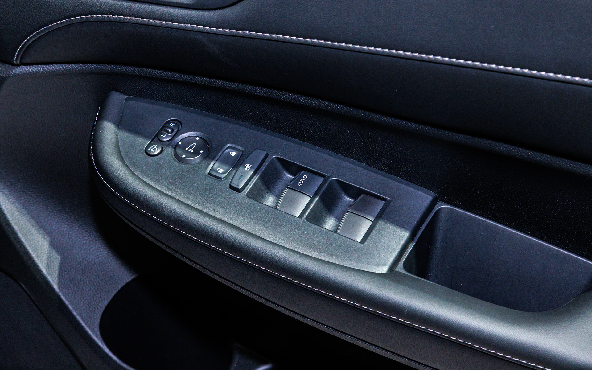 アームレスト部にはドアミラーとパワーウィンドウのスイッチ