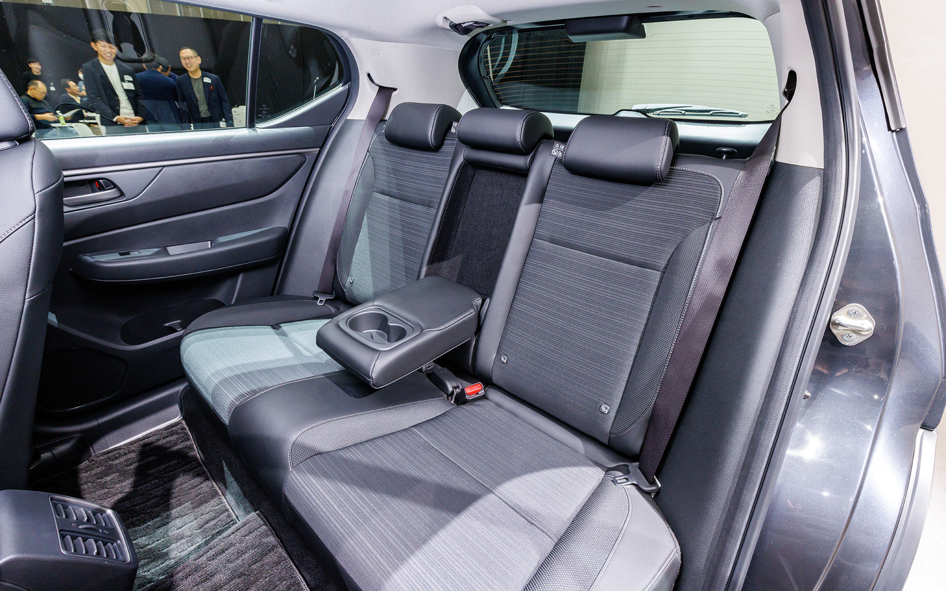 中央には収納式のアームレスト