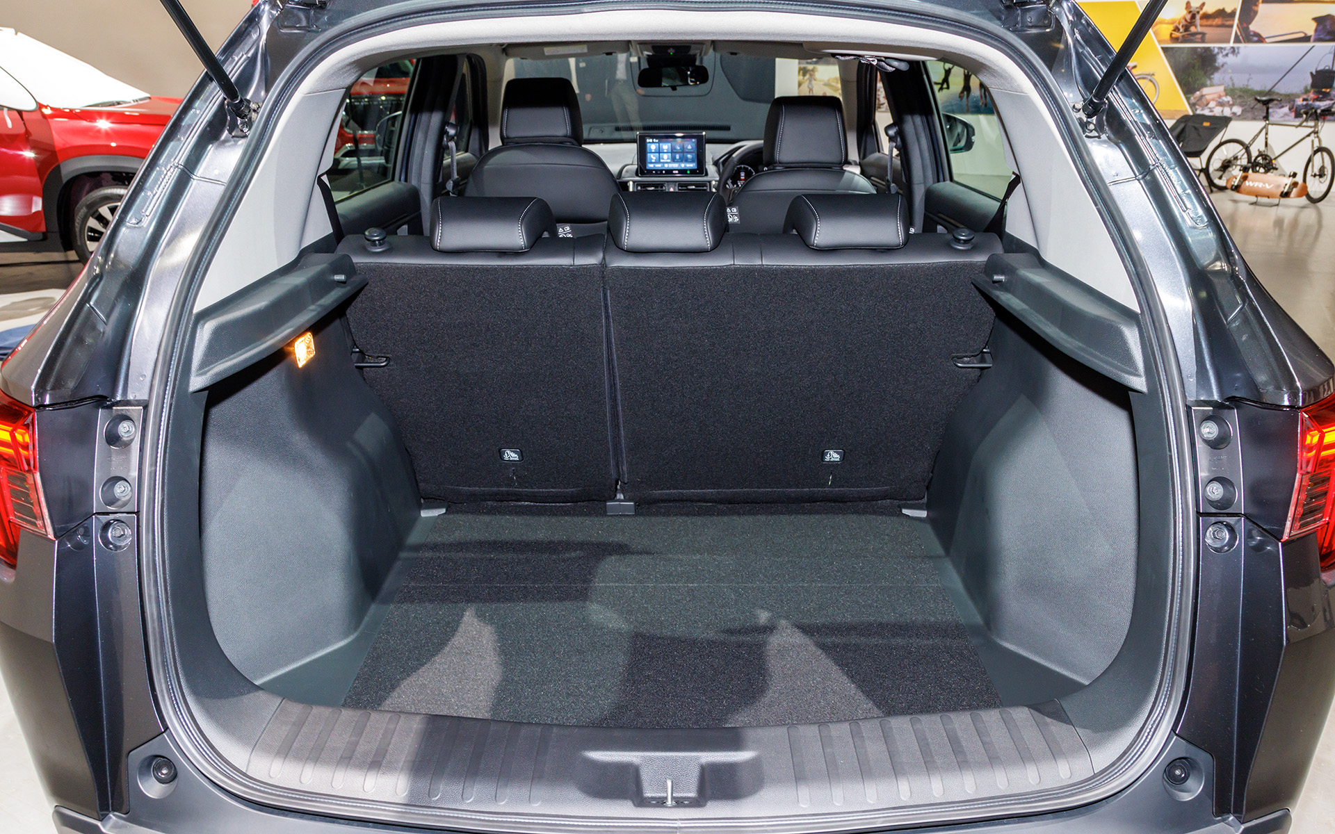 ラゲッジスペース。フル乗車時でもスーツケース4個（25インチ×2、21インチ×2）、ゴルフバッグなら9.5インチサイズを2個積載可能。写真では外してあるがいわゆるトノカバー（ハードタイプ）も装備