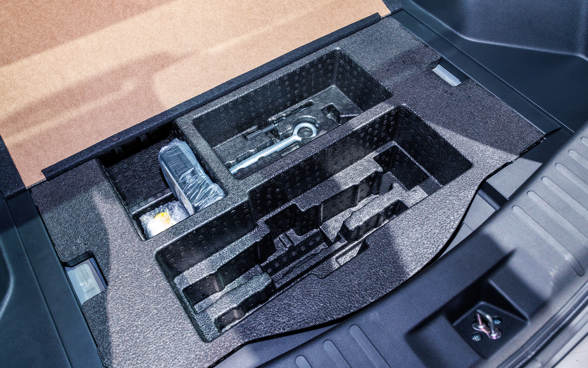 フロア下はパンク修理キットなどのツールなどが収まる床下収納