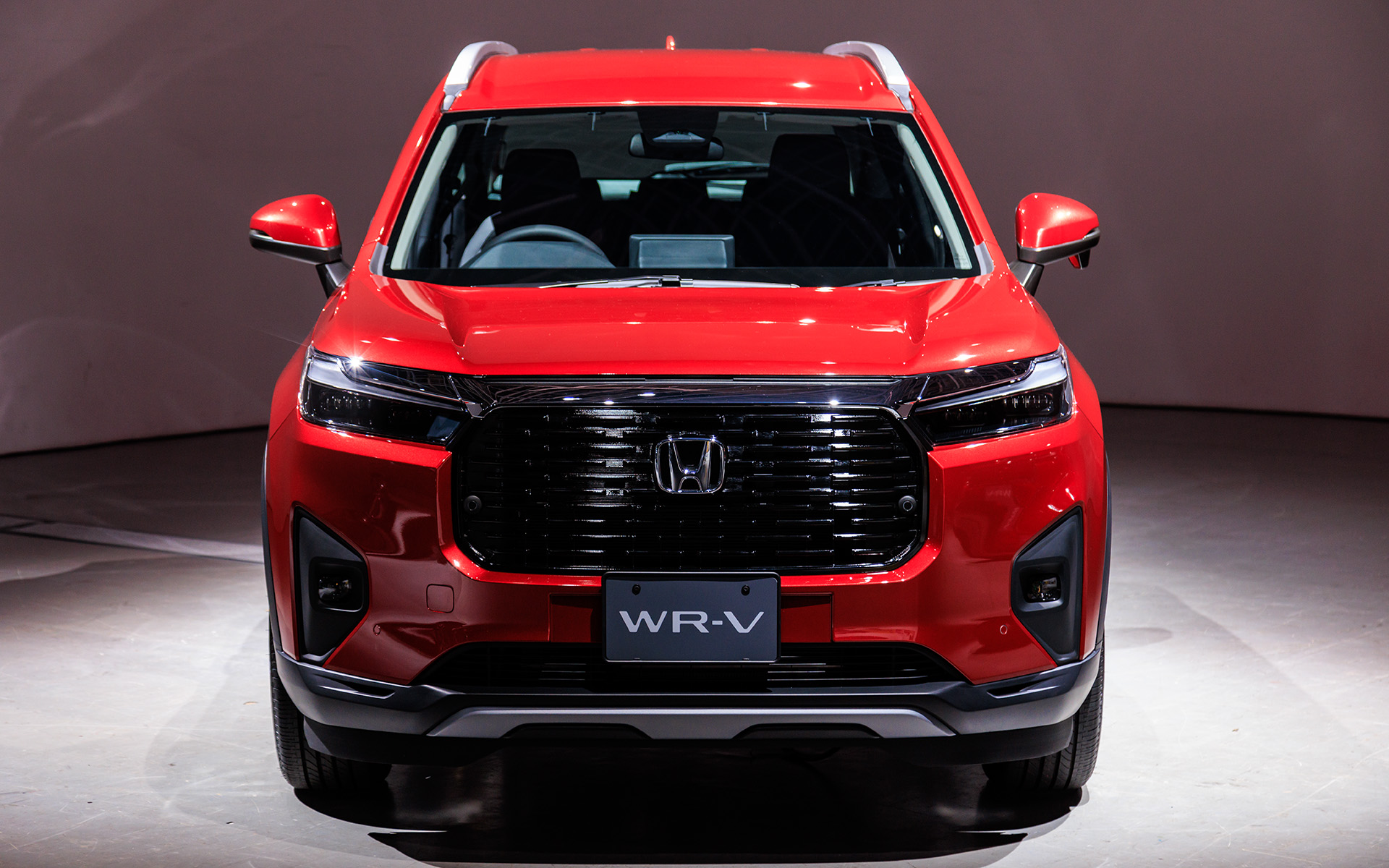 撮影車両のボディカラーはイルミナスレッド・メタリック。ドア下部がシャープシルバー塗装となるのが外見上での大きな違い