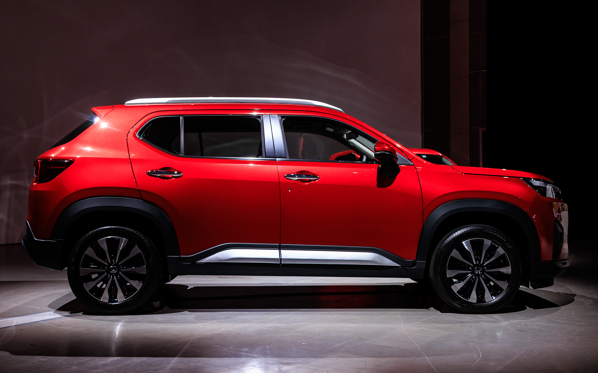 撮影車両のボディカラーはイルミナスレッド・メタリック。ドア下部がシャープシルバー塗装となるのが外見上での大きな違い