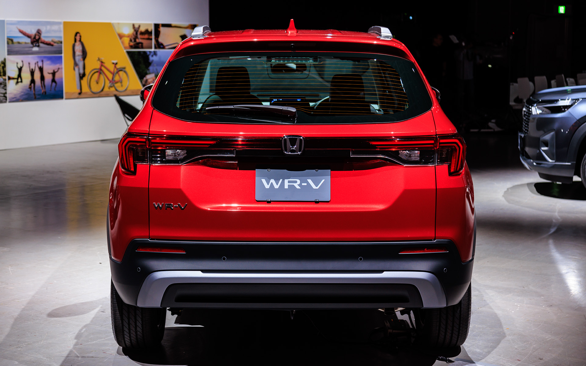 撮影車両のボディカラーはイルミナスレッド・メタリック。ドア下部がシャープシルバー塗装となるのが外見上での大きな違い