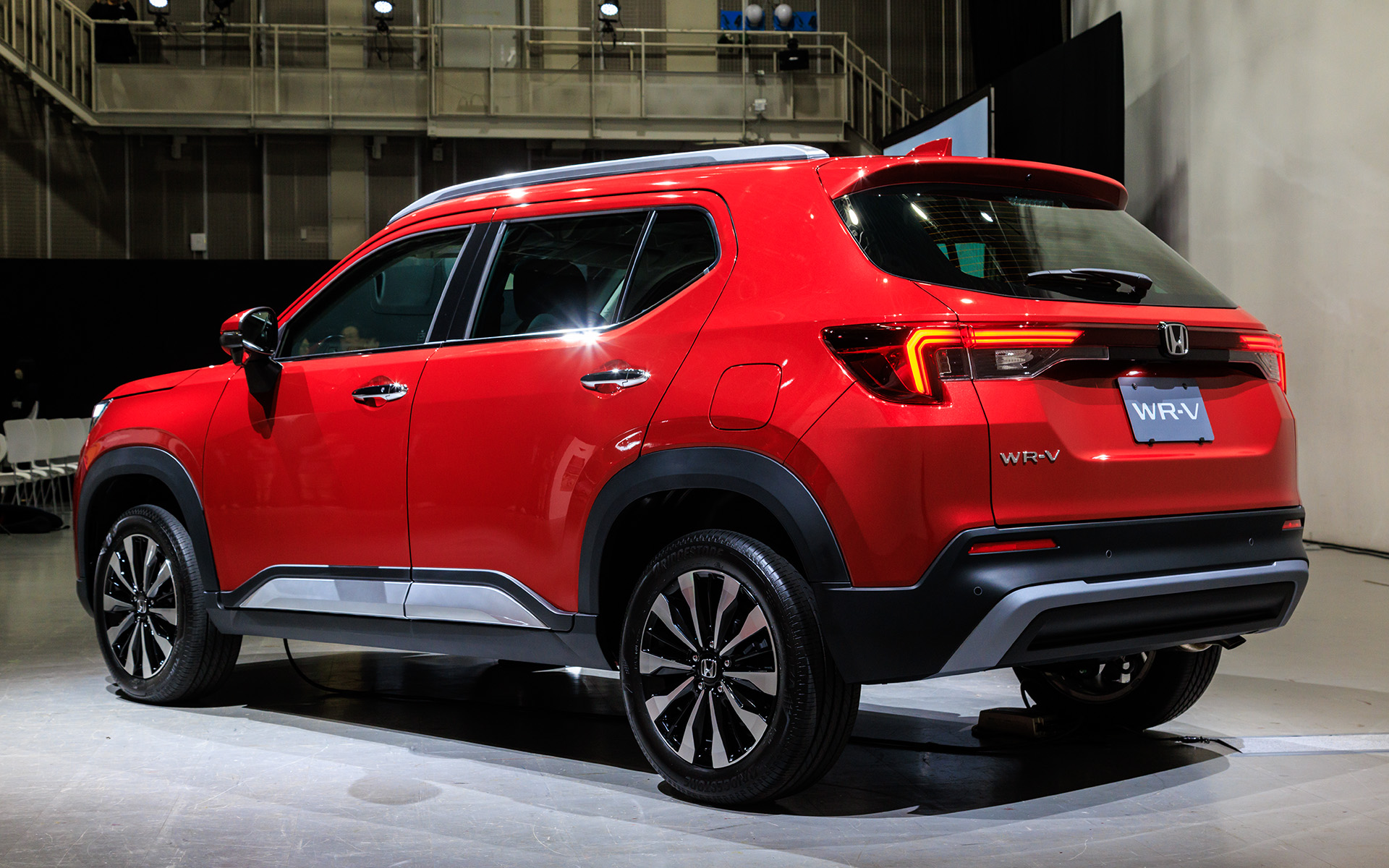 撮影車両のボディカラーはイルミナスレッド・メタリック。ドア下部がシャープシルバー塗装となるのが外見上での大きな違い