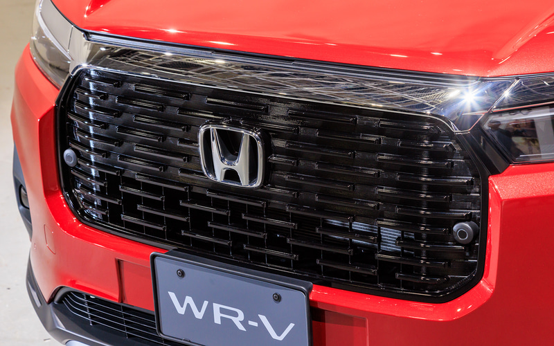 WRV-Zプラス　Honda ベルリナブラック グリル　　　　【新車取り外し】 Honda WRV-Z フロントグリル ブラック 【新車外し】 - メルカリ