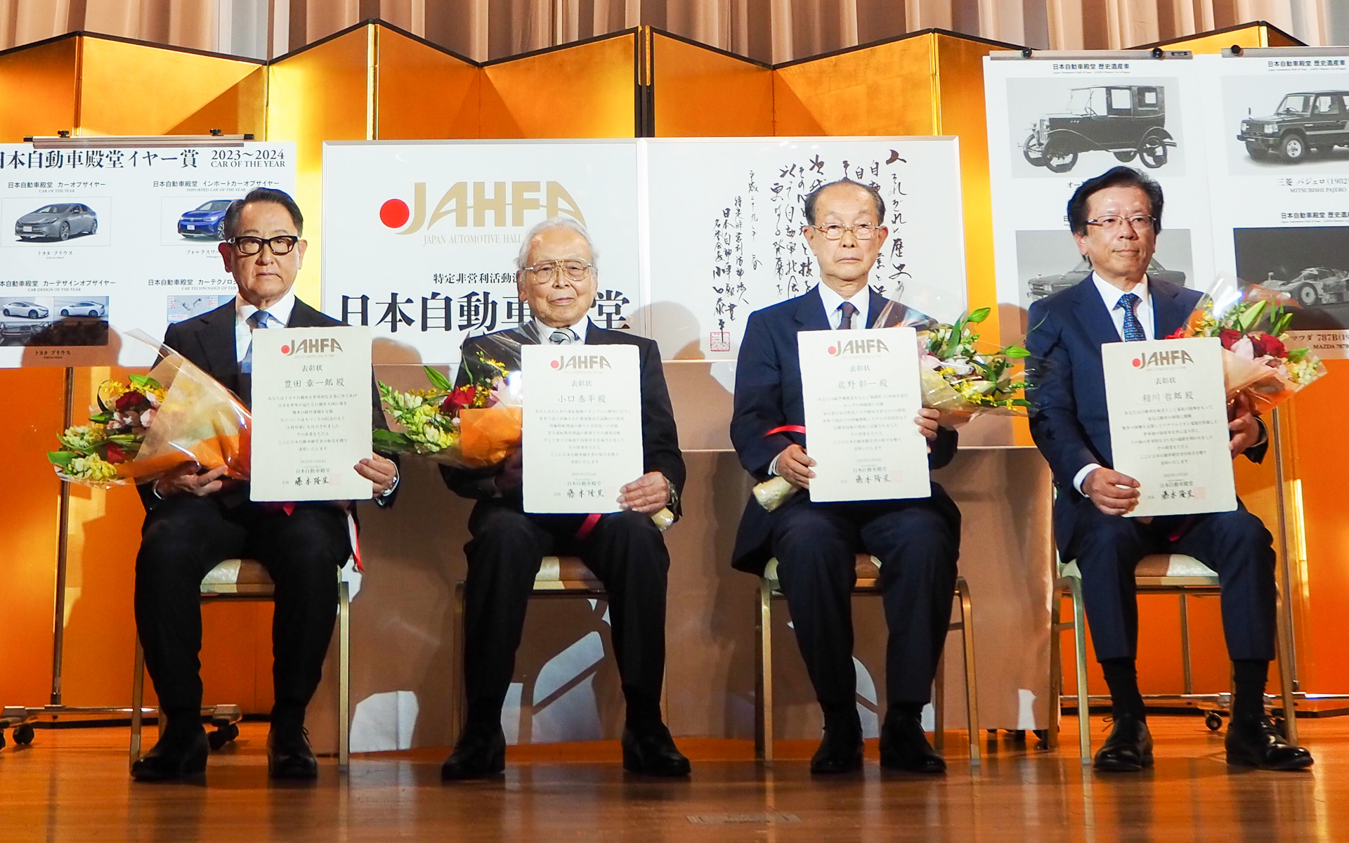 日本自動車殿堂表彰式典が開催された。写真は殿堂者（殿堂入り）の受賞者の記念撮影