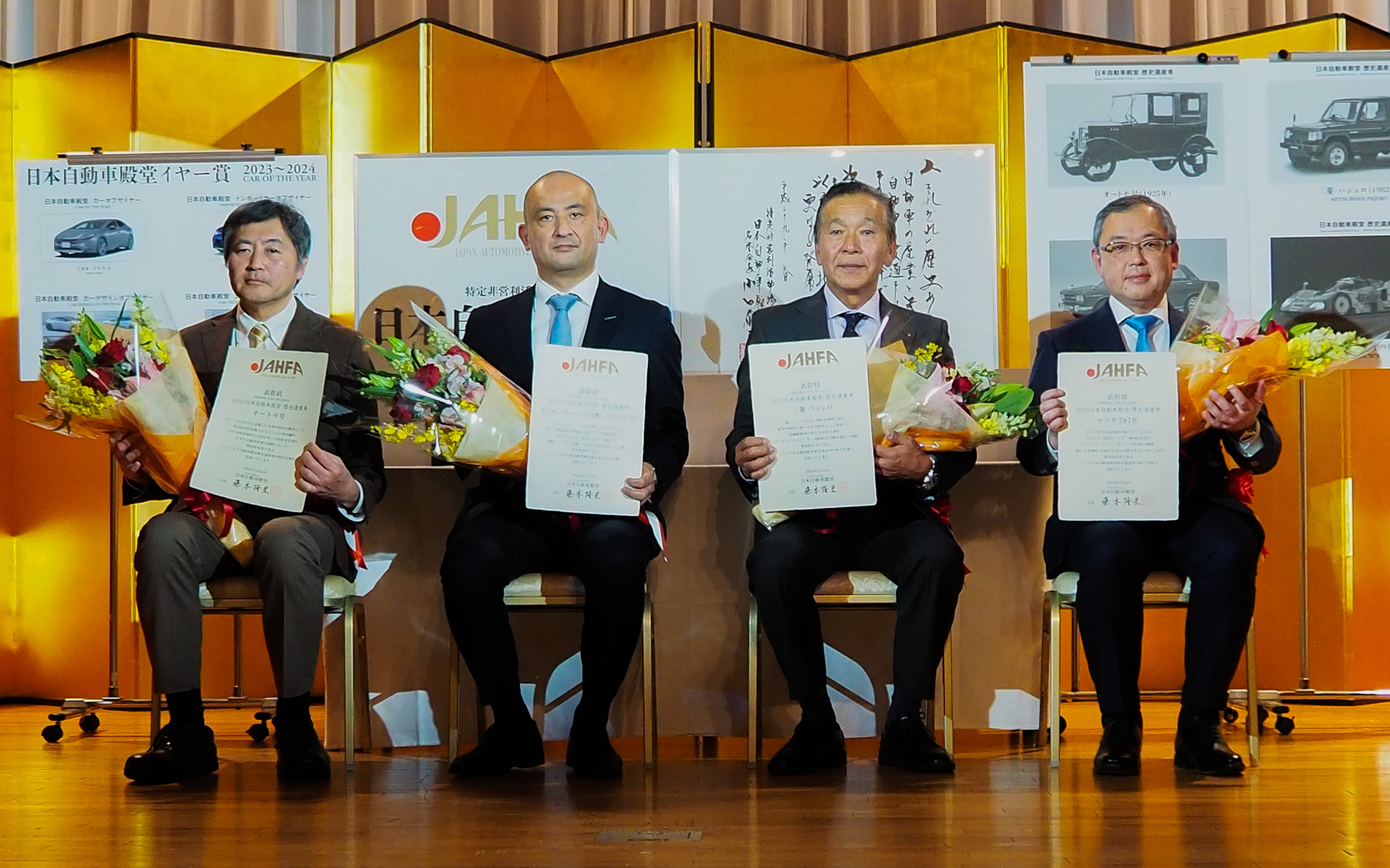 歴史遺産車の受賞記念撮影