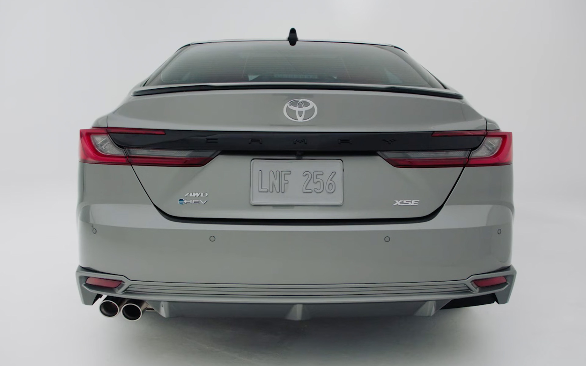 米国で公開された新型「カムリ」