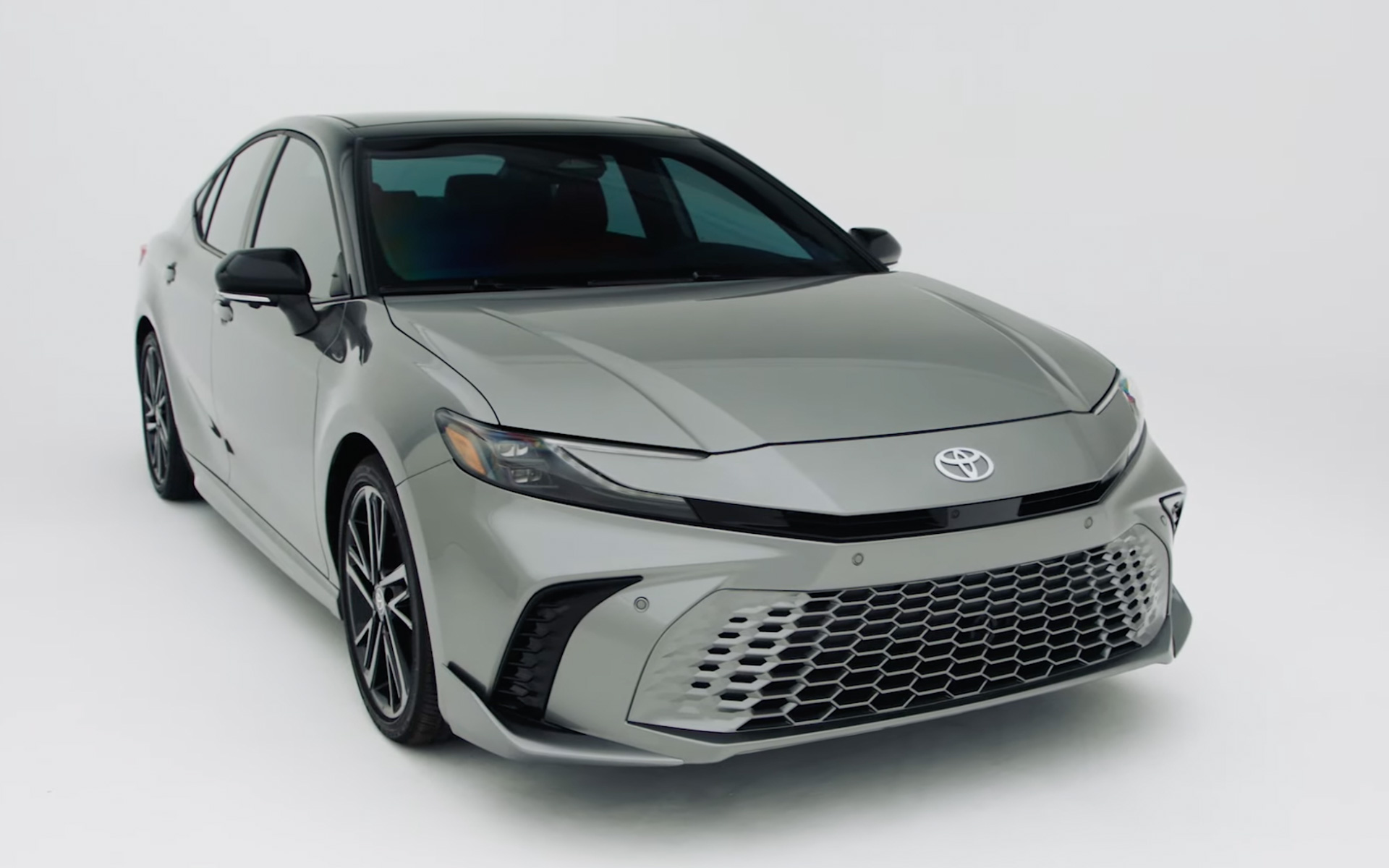 米国で公開された新型「カムリ」