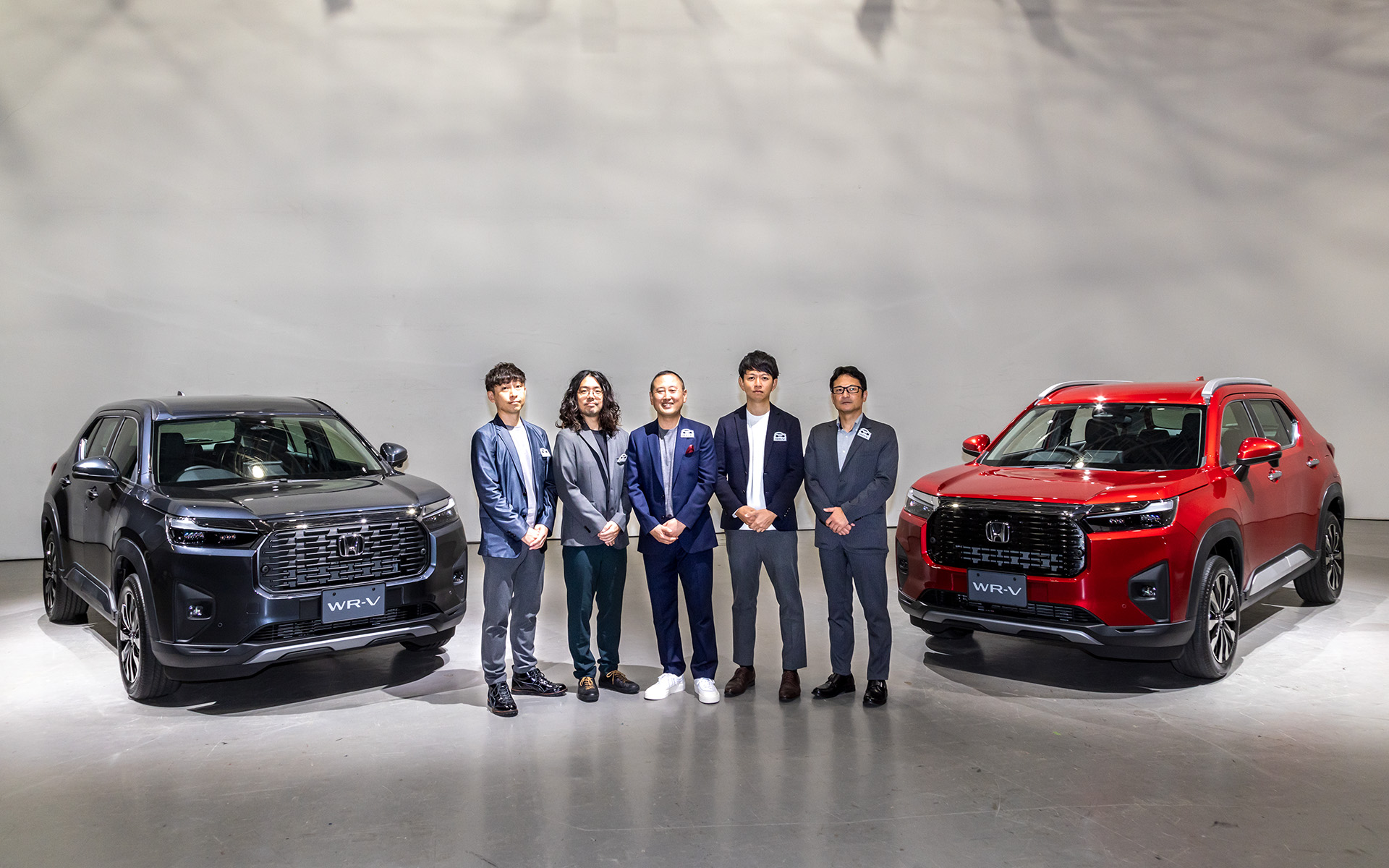 左から、株式会社本田技術研究所 デザインセンター エクステリア担当 中村啓介氏、株式会社本田技術研究所 デザインセンター パッケージ担当 黒崎涼太氏、本田技研工業株式会社 四輪事業本部 四輪開発センター WR-V開発責任者 金子宗嗣氏、本田技研工業株式会社 日本統括部 商品ブランド部 商品企画担当 佐藤大輔氏、株式会社ホンダアクセス 純正アクセサリー開発責任者 水上寛之氏
