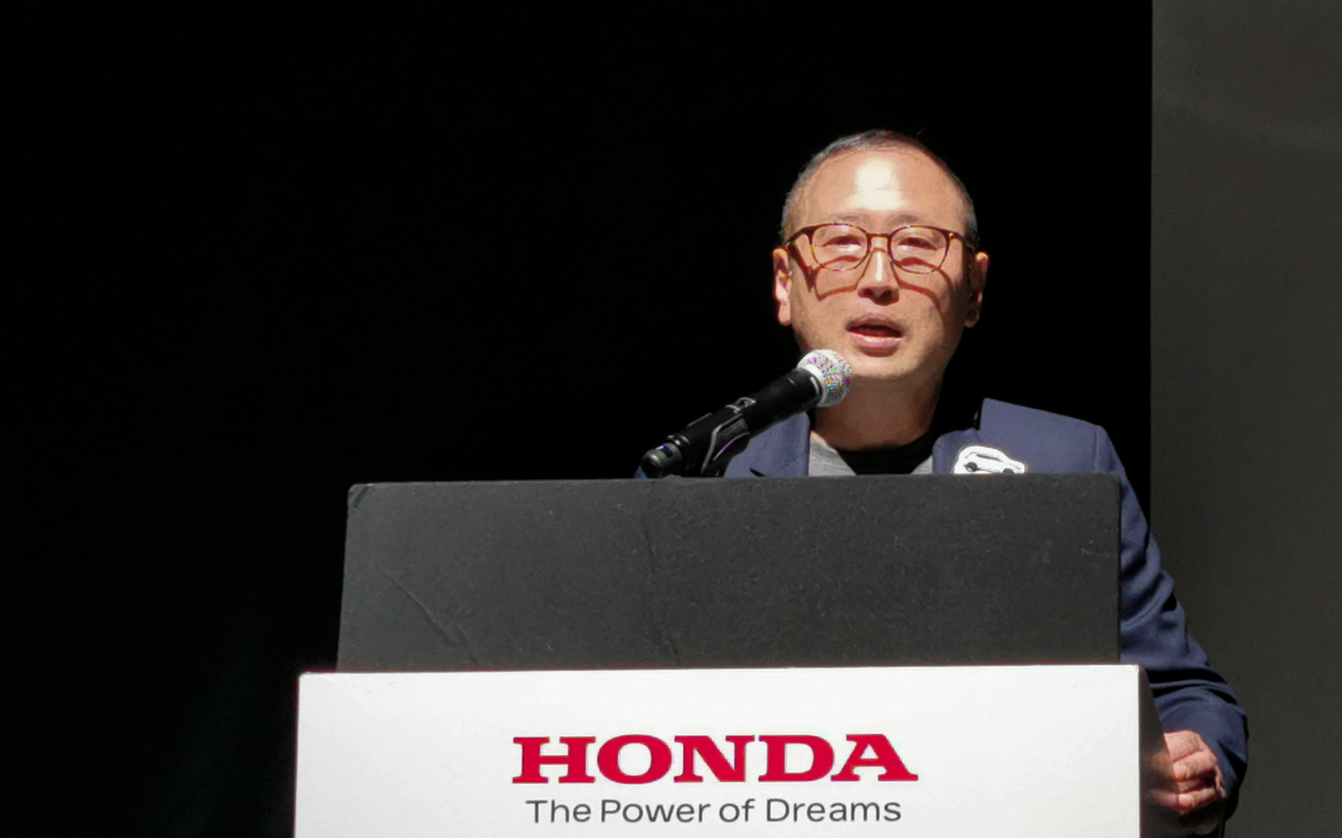 本田技研工業株式会社 四輪事業本部 四輪開発センター LPL室 WR-V開発責任者 金子宗嗣氏。2006年に株式会社本田技術研究所へ入社。動力性能・空力研究開発部門にて空力特性開発に従事。2018年にHonda R＆D Asia Pacific Co.,Ltd.駐在。2020年にブリオ（2023年モデル）開発責任者を担当。2021年からWR-V開発責任者に就任