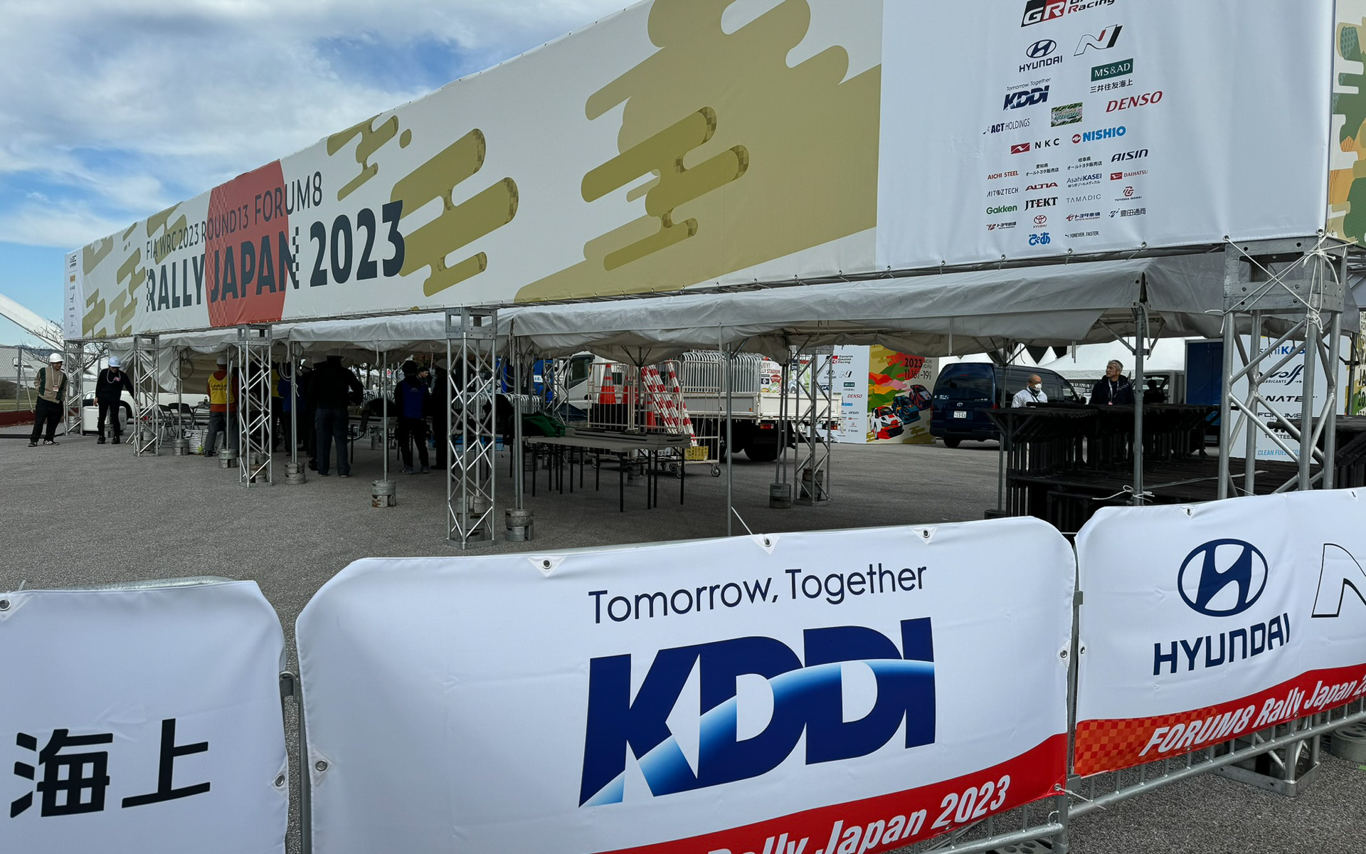 開幕前日の豊田スタジアム。ゲートを設営中