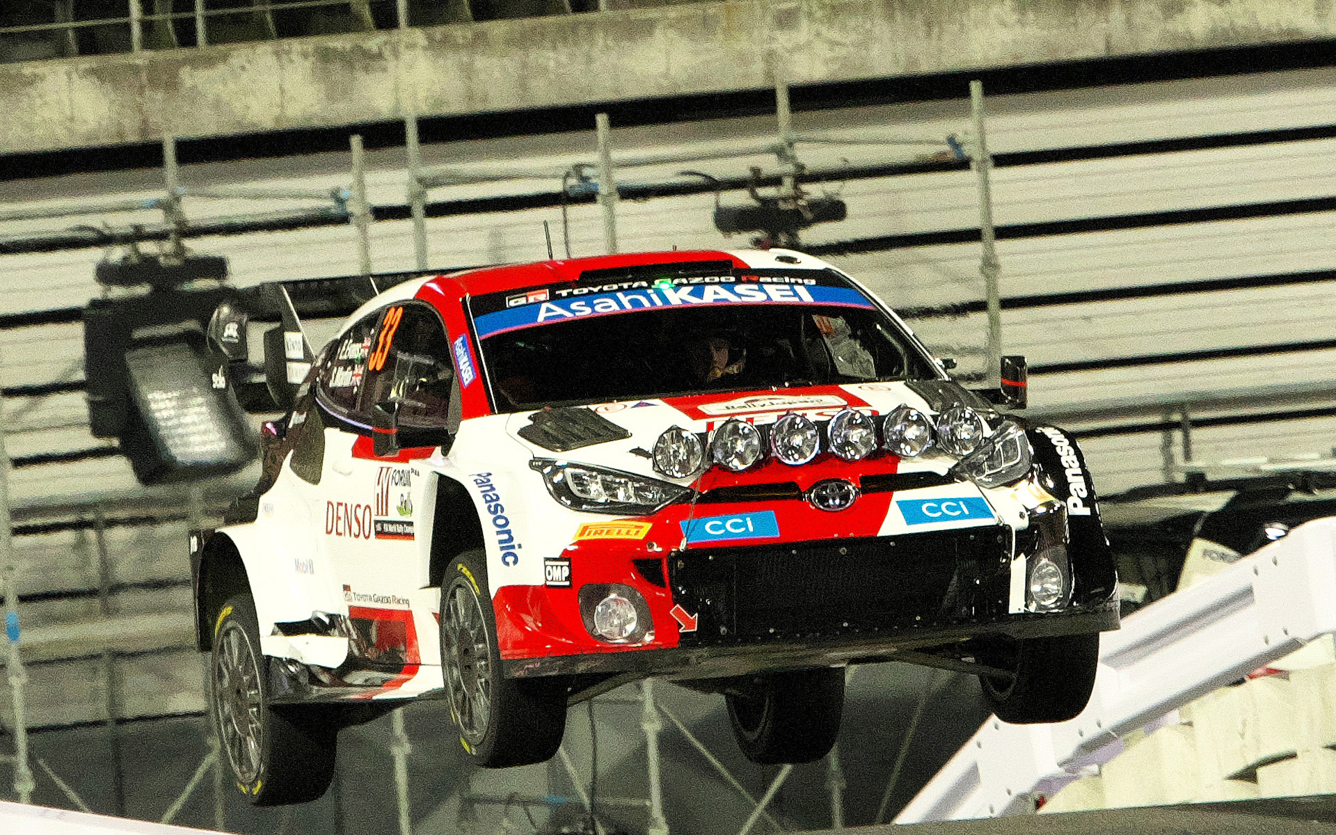 豊田スタジアムから始まったWRC最終戦ラリージャパン。立体交差ではジャンプする選手も見られた