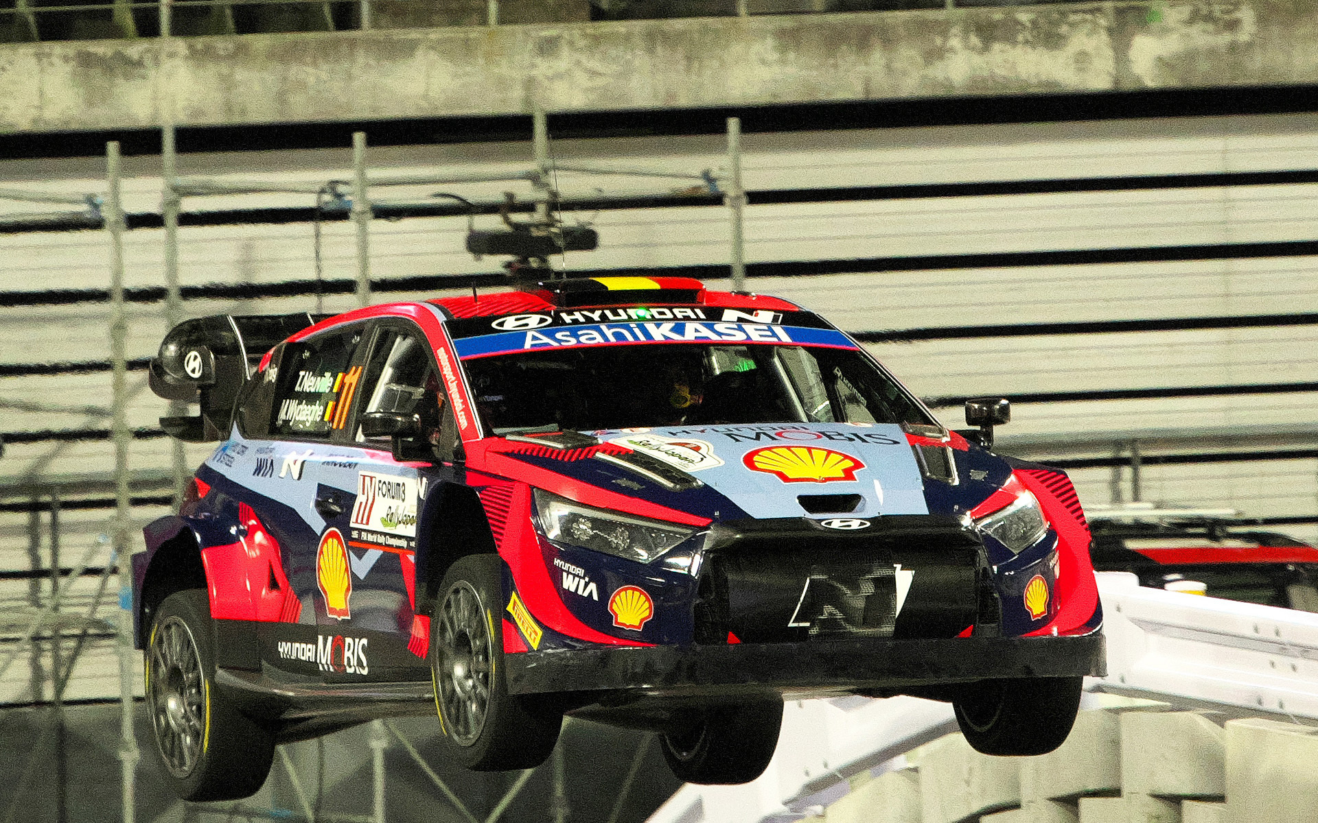 初日トップに立った11号車 ティエリー・ヌービル/マーティン・ヴィーデガ（ヒョンデ i20 N ラリー1ハイブリッド）