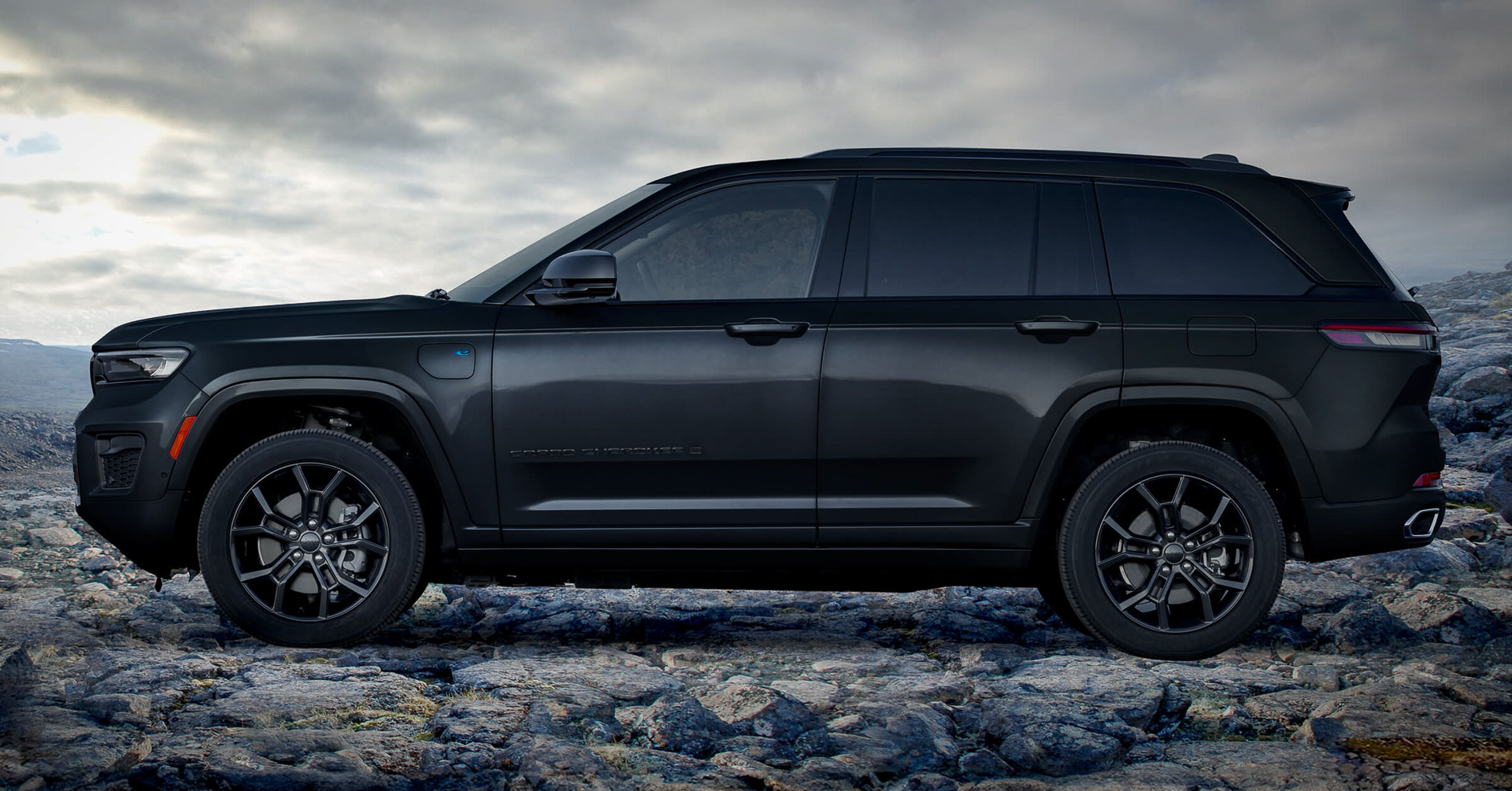 「Limited 4xe 2.0L」をベースに、フロントとリアのデザインはオフロード性能をさらに意識した日本未発売グレード「オーバーランド」のものを踏襲